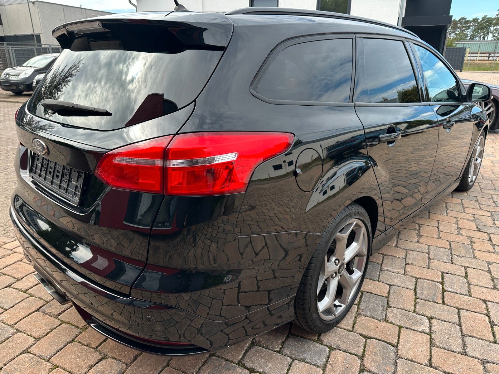 Fahrzeugabbildung Ford Focus Turnier ST 2.0 250 PS HU neu 1.Hand PDC