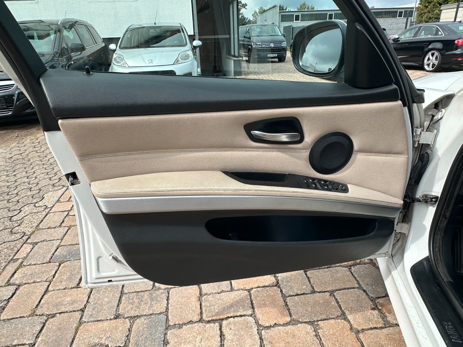 Fahrzeugabbildung BMW 320 d Touring 2.0 177 PD Navi SH Leder Euro 5!!