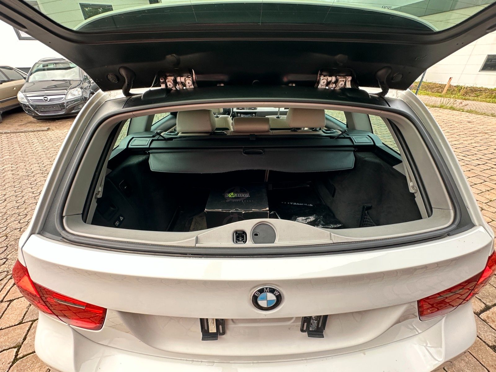 Fahrzeugabbildung BMW 320 d Touring 2.0 177 PD Navi SH Leder Euro 5!!