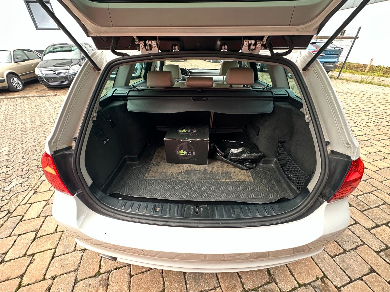 Fahrzeugabbildung BMW 320 d Touring 2.0 177 PD Navi SH Leder Euro 5!!