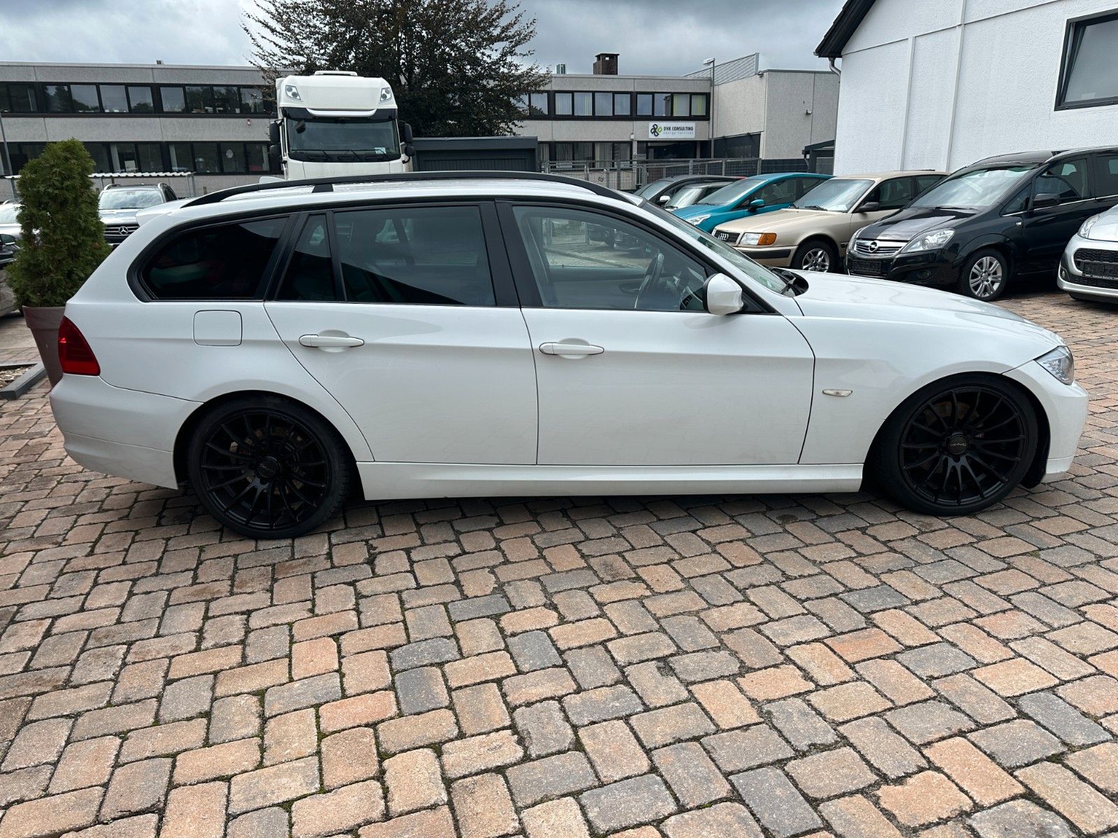 Fahrzeugabbildung BMW 320 d Touring 2.0 177 PD Navi SH Leder Euro 5!!