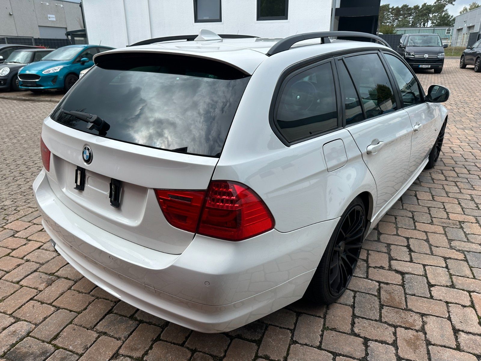 Fahrzeugabbildung BMW 320 d Touring 2.0 177 PD Navi SH Leder Euro 5!!