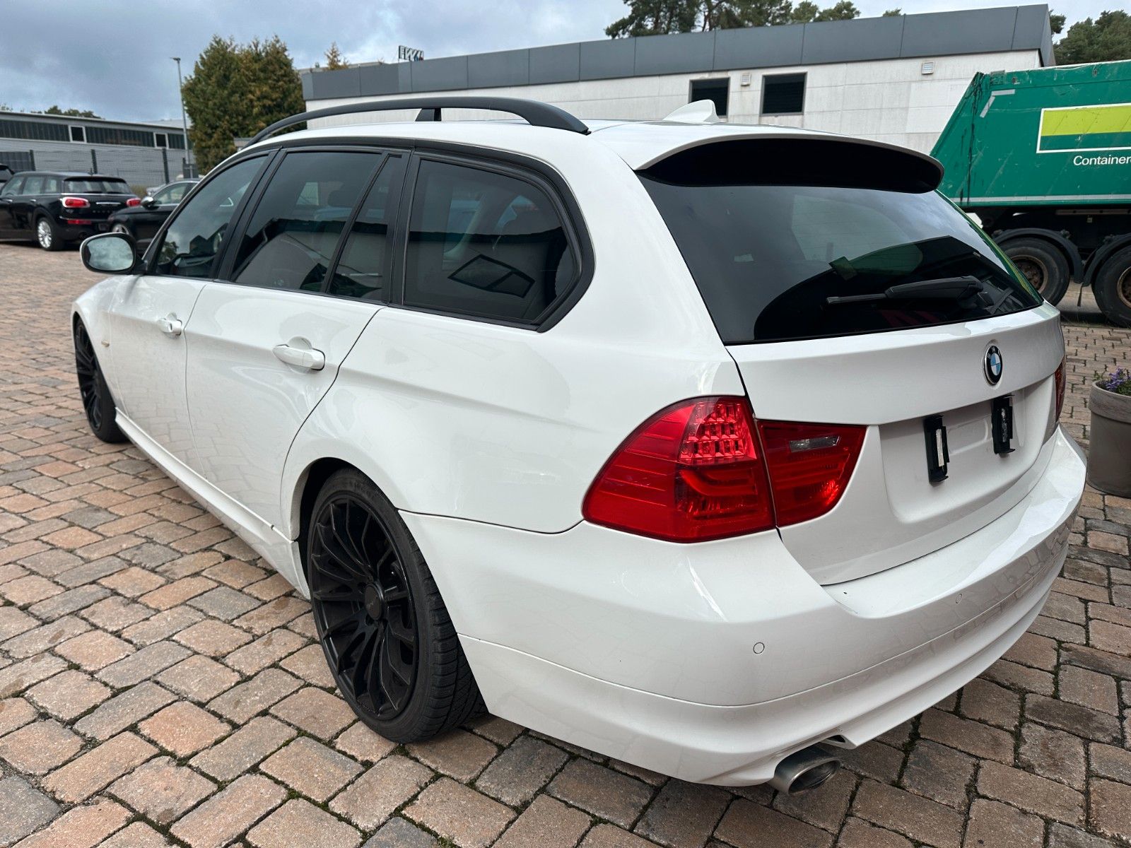 Fahrzeugabbildung BMW 320 d Touring 2.0 177 PD Navi SH Leder Euro 5!!