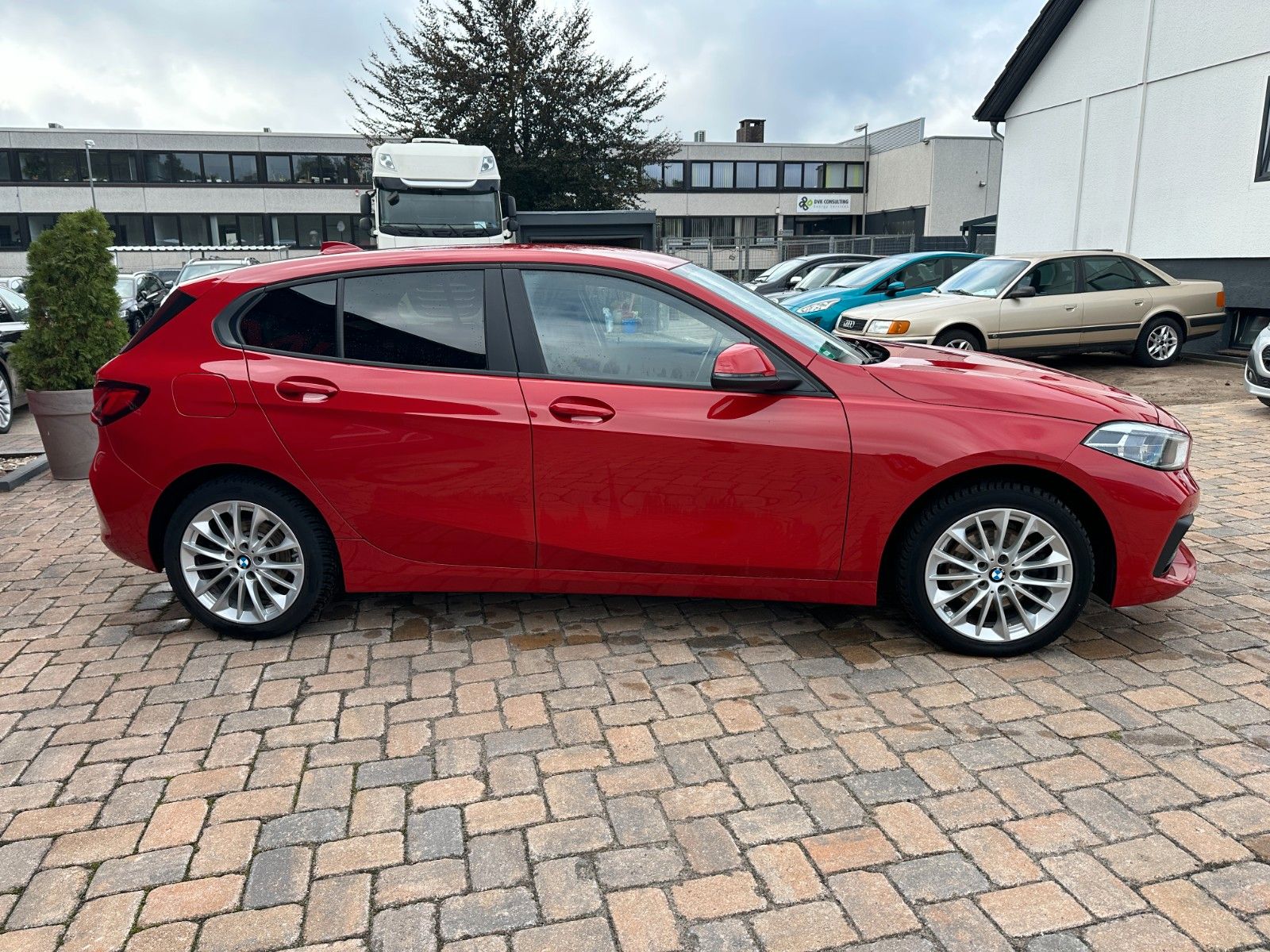 Fahrzeugabbildung BMW 118i Advantage 140 PS HU neu 1.Hand Autom.