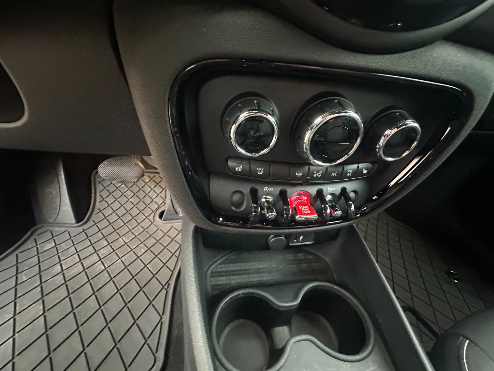 Fahrzeugabbildung MINI ONE Clubman One 1.5 102 PS Navi