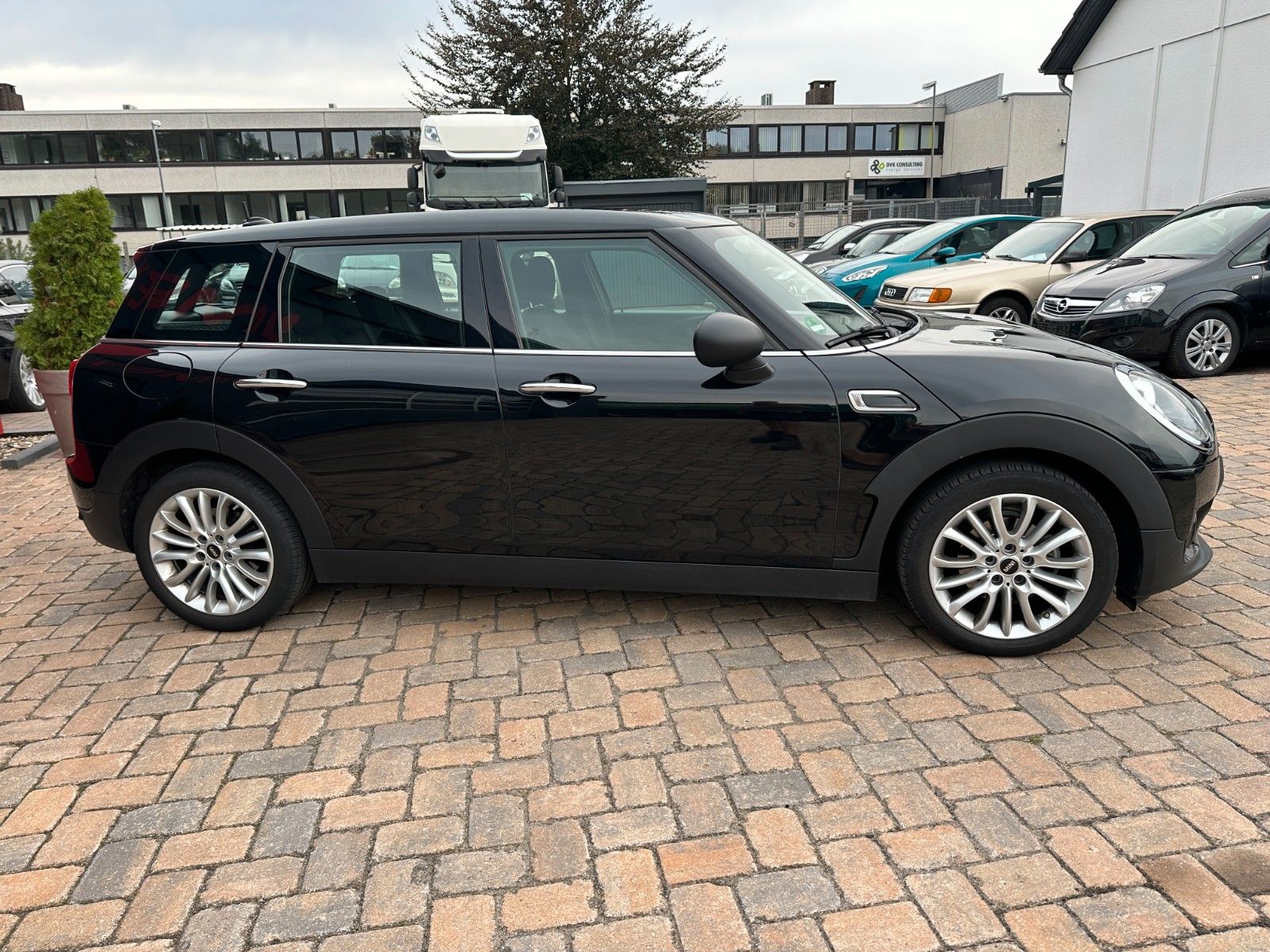 Fahrzeugabbildung MINI ONE Clubman One 1.5 102 PS Navi