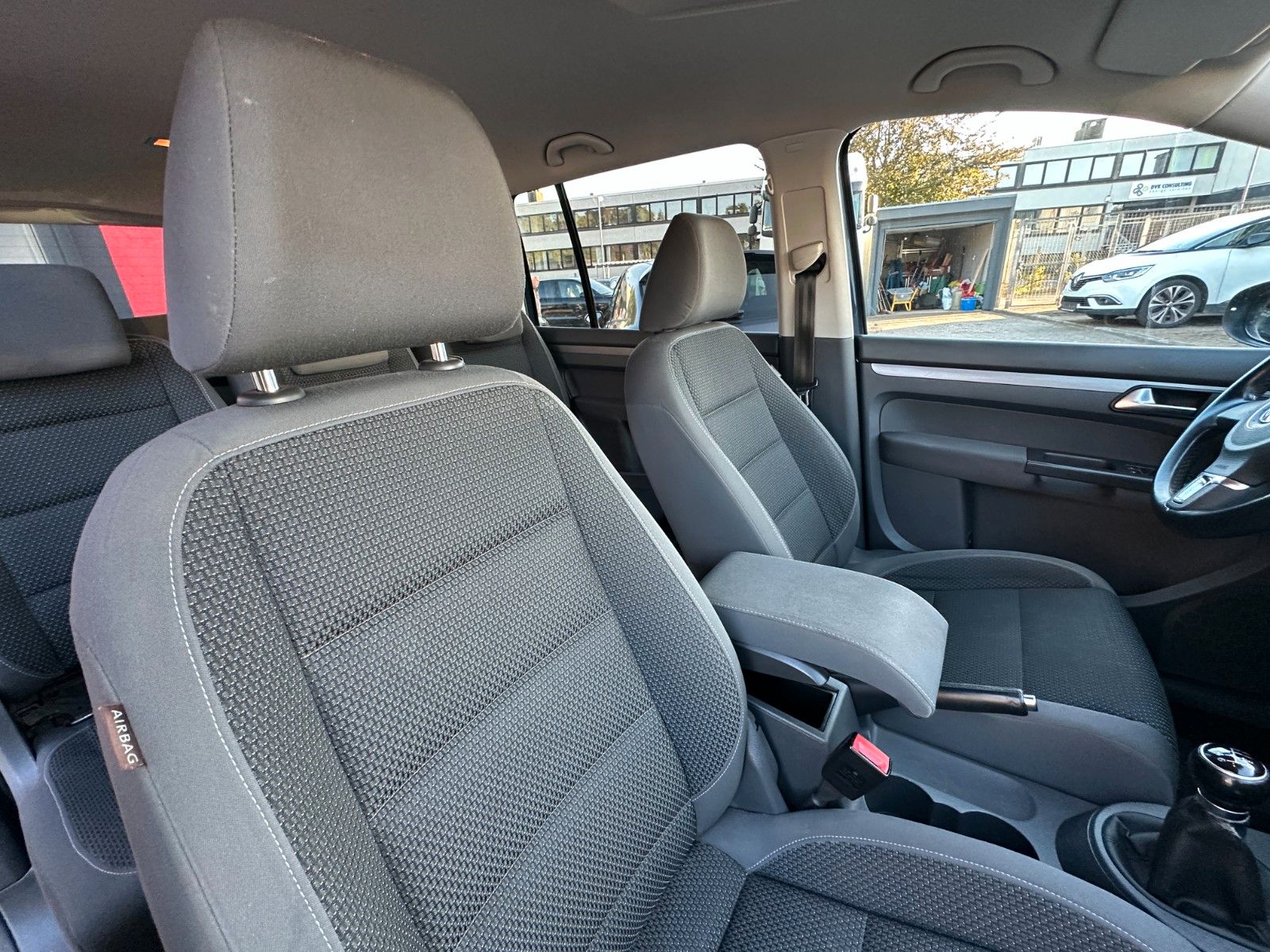 Fahrzeugabbildung Volkswagen Touran Comfortline  1.2 105 PS 7 Sitze WR