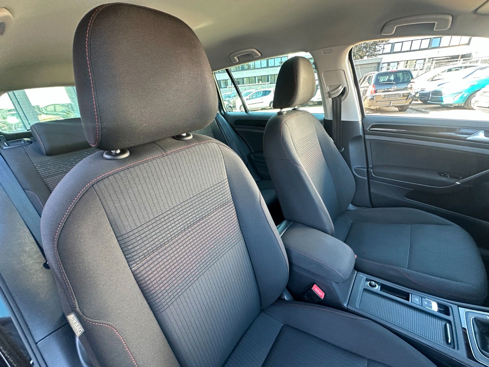 Fahrzeugabbildung Volkswagen Golf VII Var.Sound 2.0 150 PS