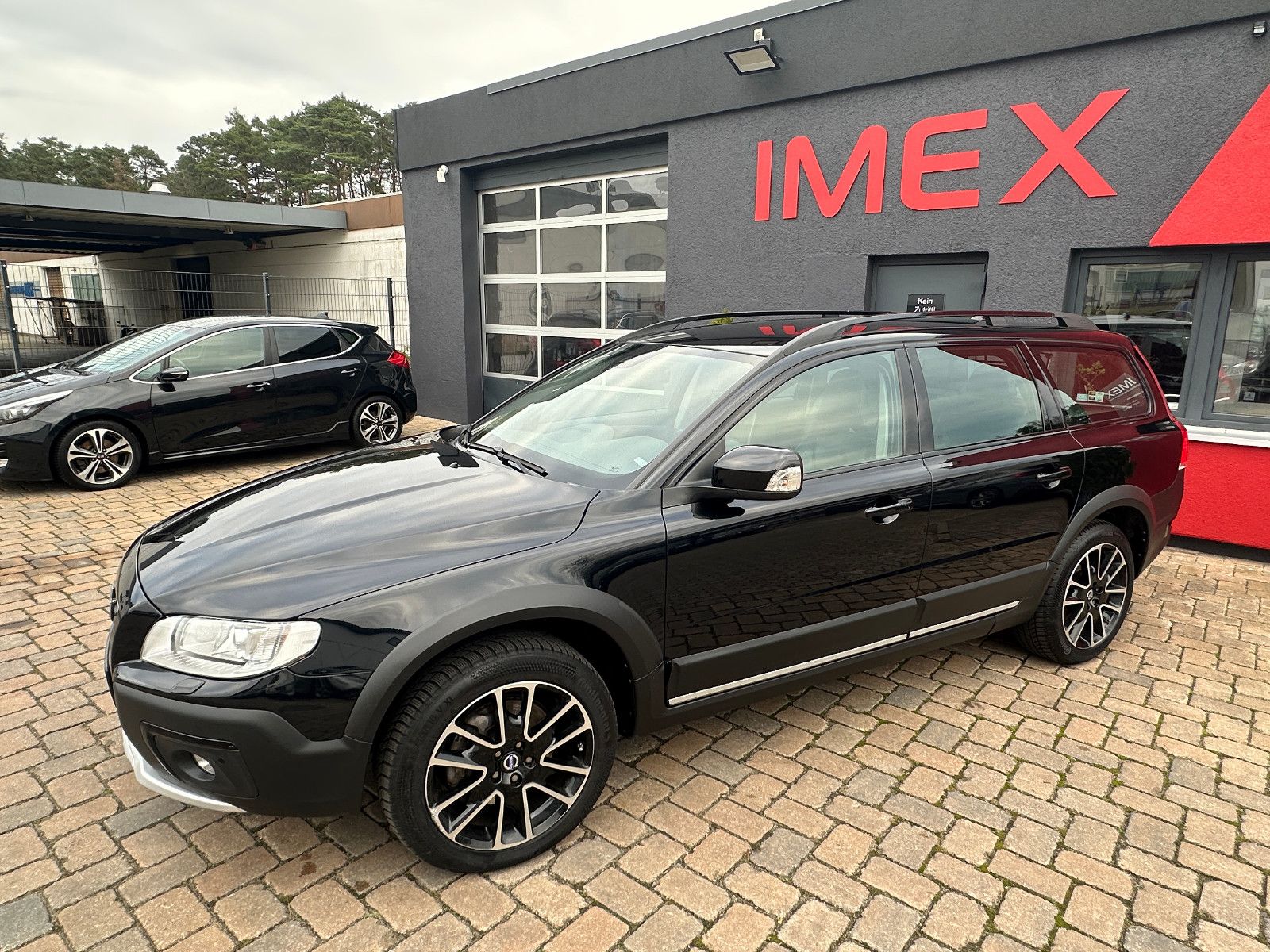 Fahrzeugabbildung Volvo XC70 Black Edition AWD 2.4 215 PS HU neu