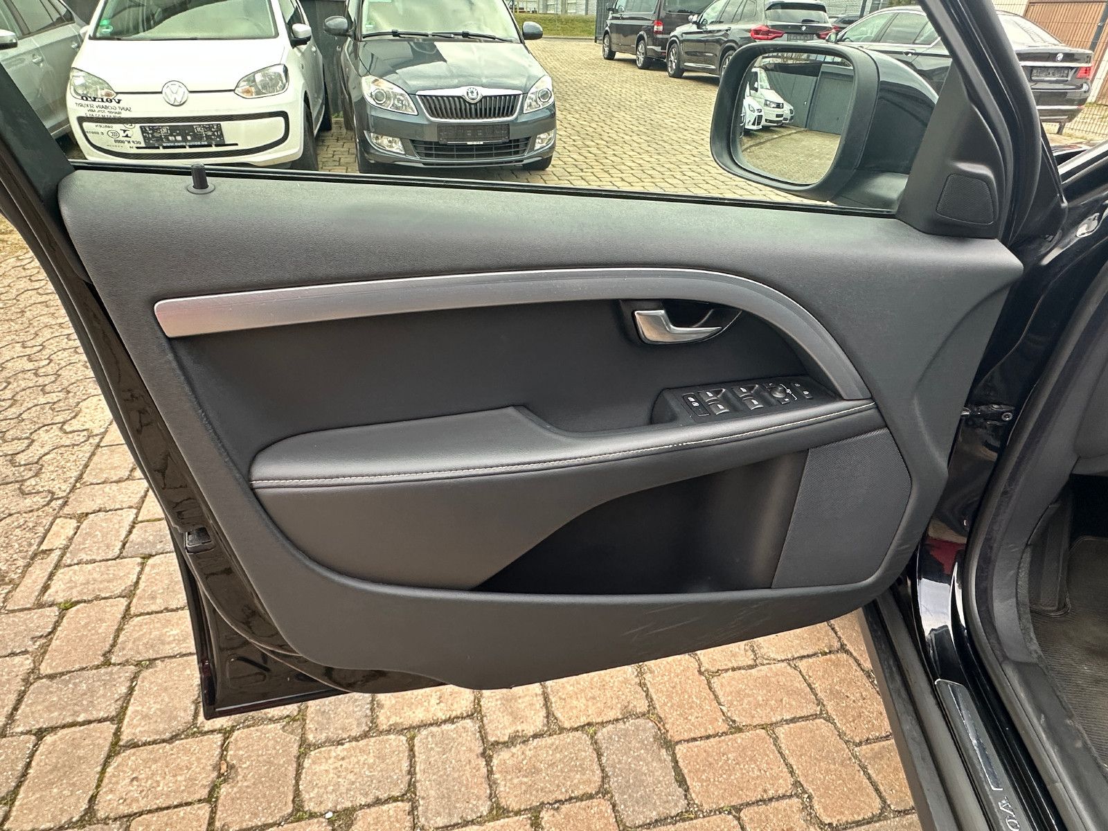 Fahrzeugabbildung Volvo XC70 Black Edition AWD 2.4 215 PS HU neu