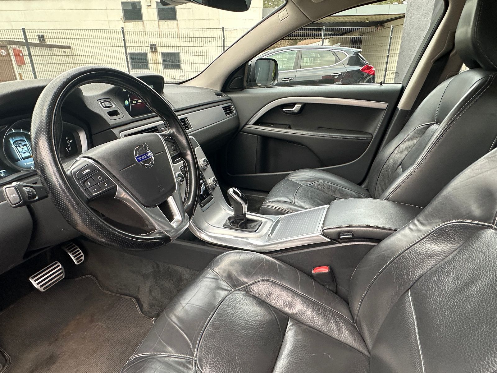 Fahrzeugabbildung Volvo XC70 Black Edition AWD 2.4 215 PS HU neu