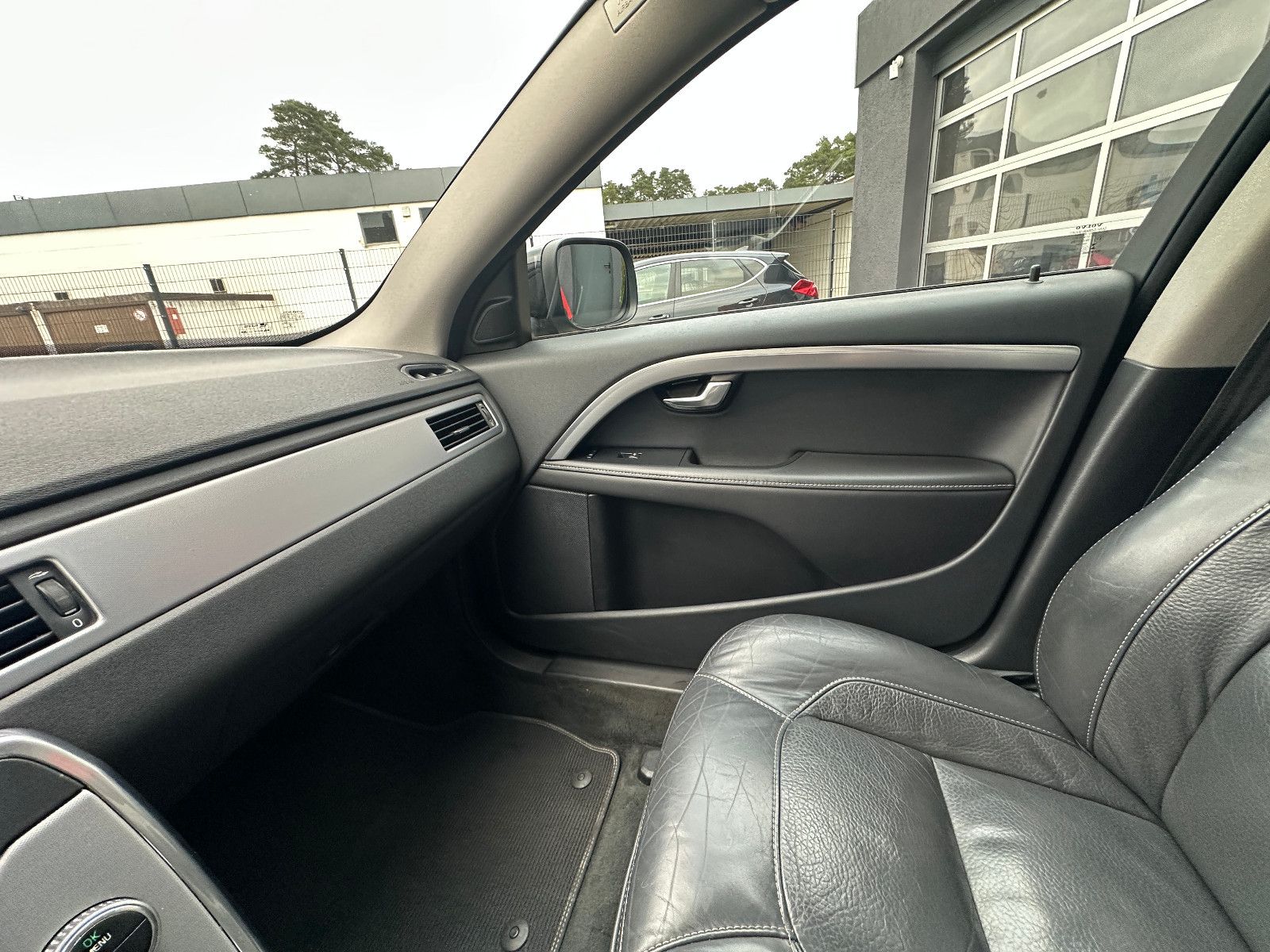 Fahrzeugabbildung Volvo XC70 Black Edition AWD 2.4 215 PS HU neu