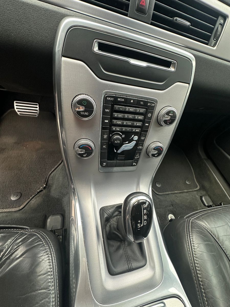 Fahrzeugabbildung Volvo XC70 Black Edition AWD 2.4 215 PS HU neu