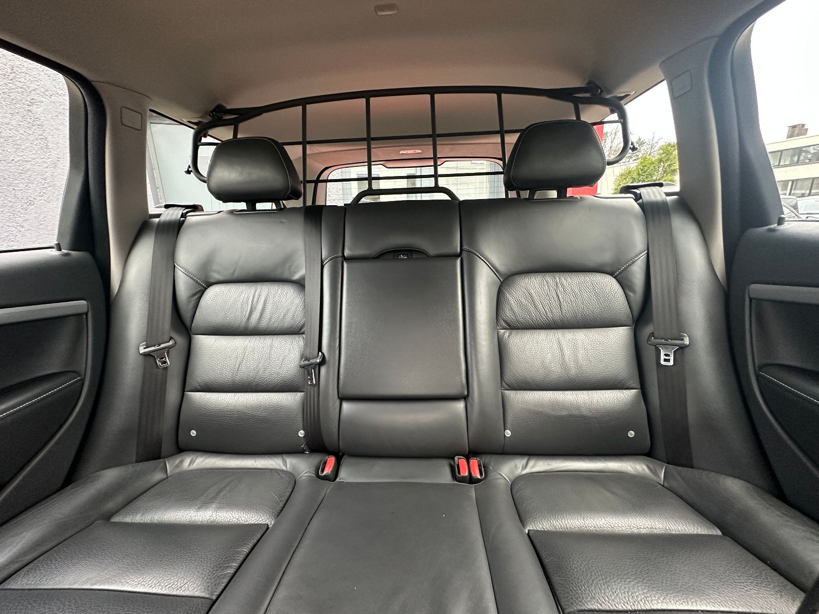 Fahrzeugabbildung Volvo XC70 Black Edition AWD 2.4 215 PS HU neu