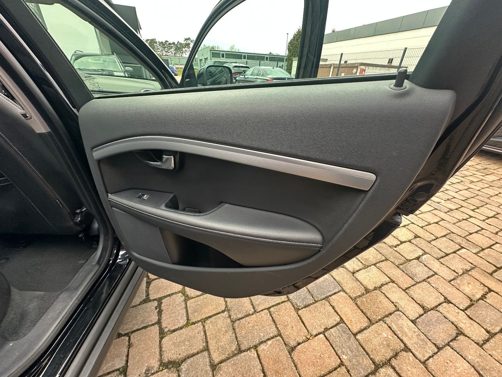 Fahrzeugabbildung Volvo XC70 Black Edition AWD 2.4 215 PS HU neu