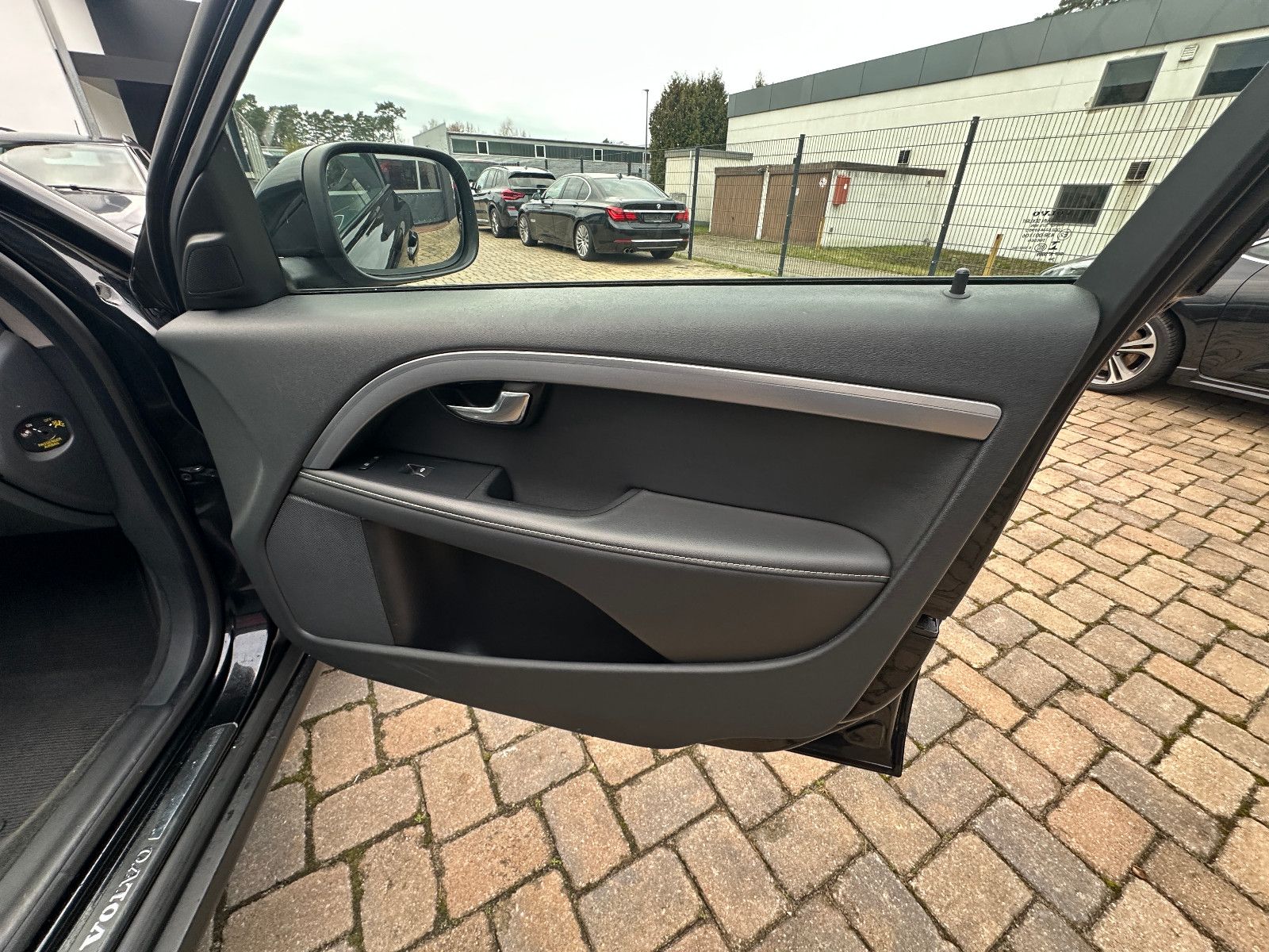 Fahrzeugabbildung Volvo XC70 Black Edition AWD 2.4 215 PS HU neu