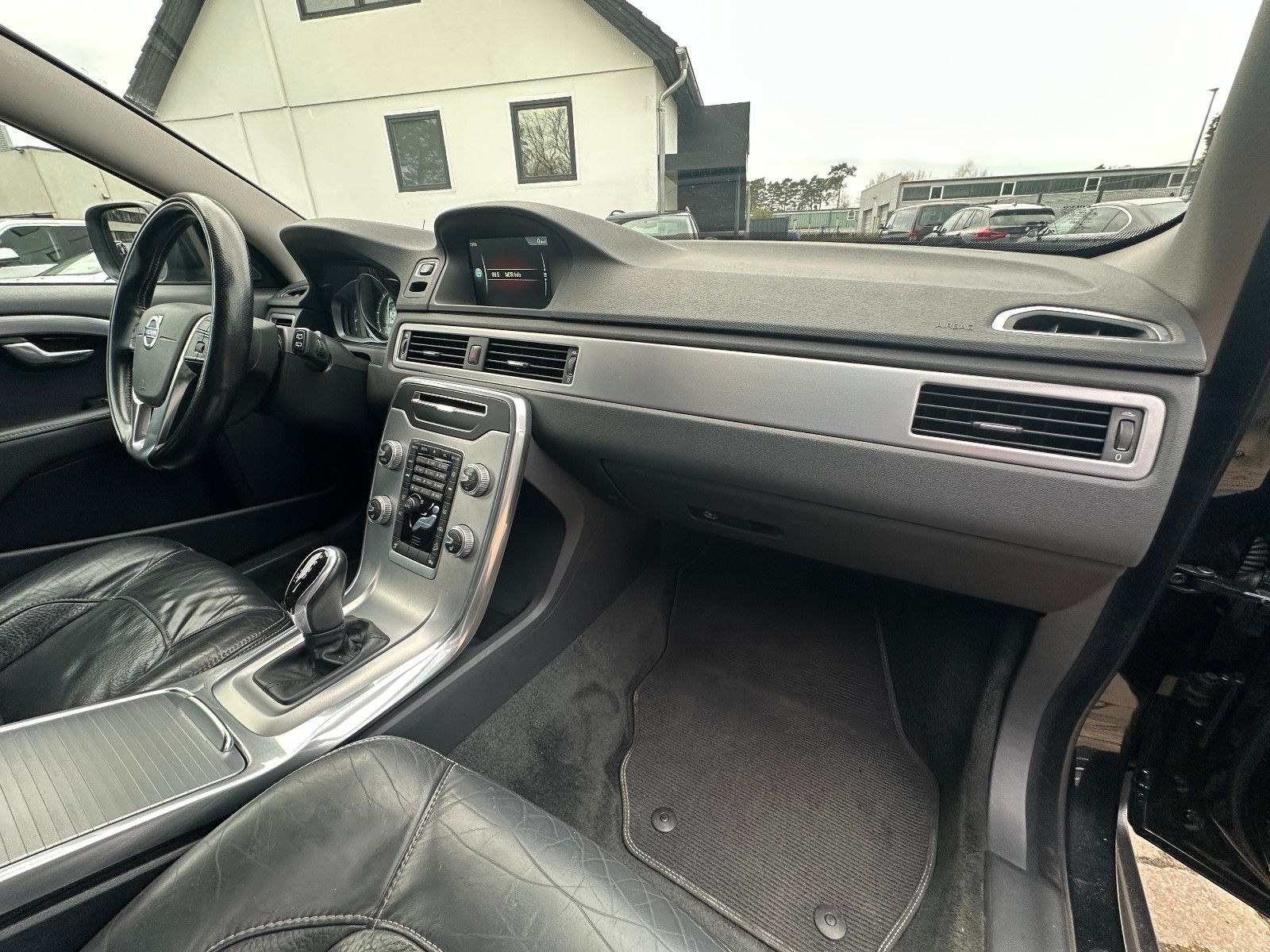 Fahrzeugabbildung Volvo XC70 Black Edition AWD 2.4 215 PS HU neu