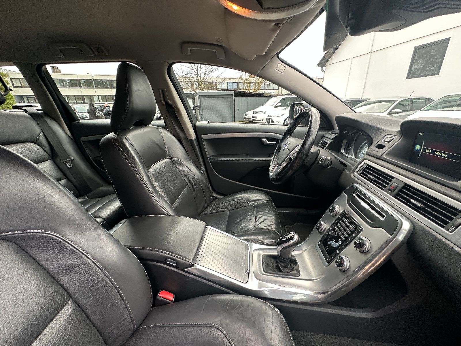Fahrzeugabbildung Volvo XC70 Black Edition AWD 2.4 215 PS HU neu