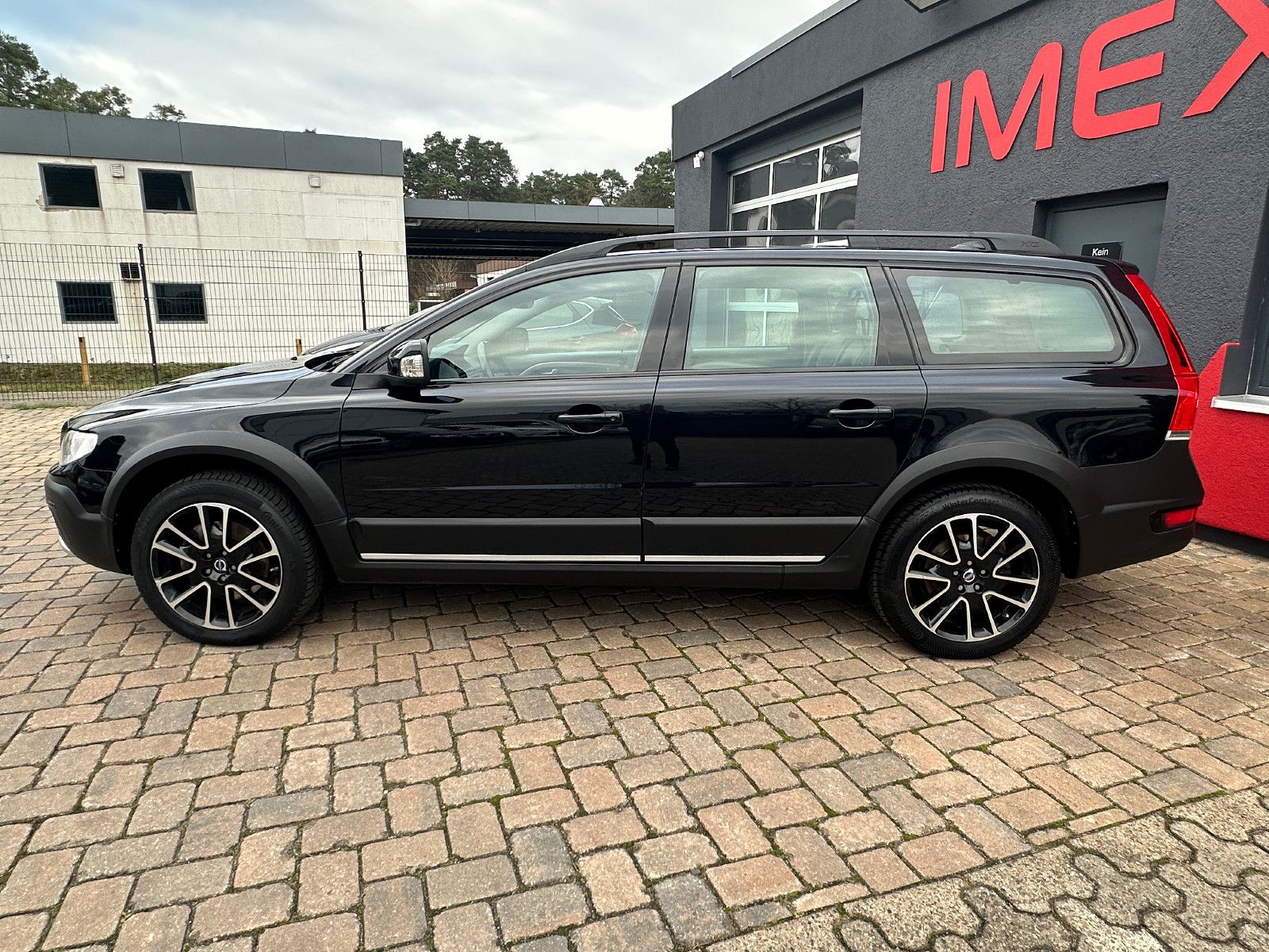 Fahrzeugabbildung Volvo XC70 Black Edition AWD 2.4 215 PS HU neu
