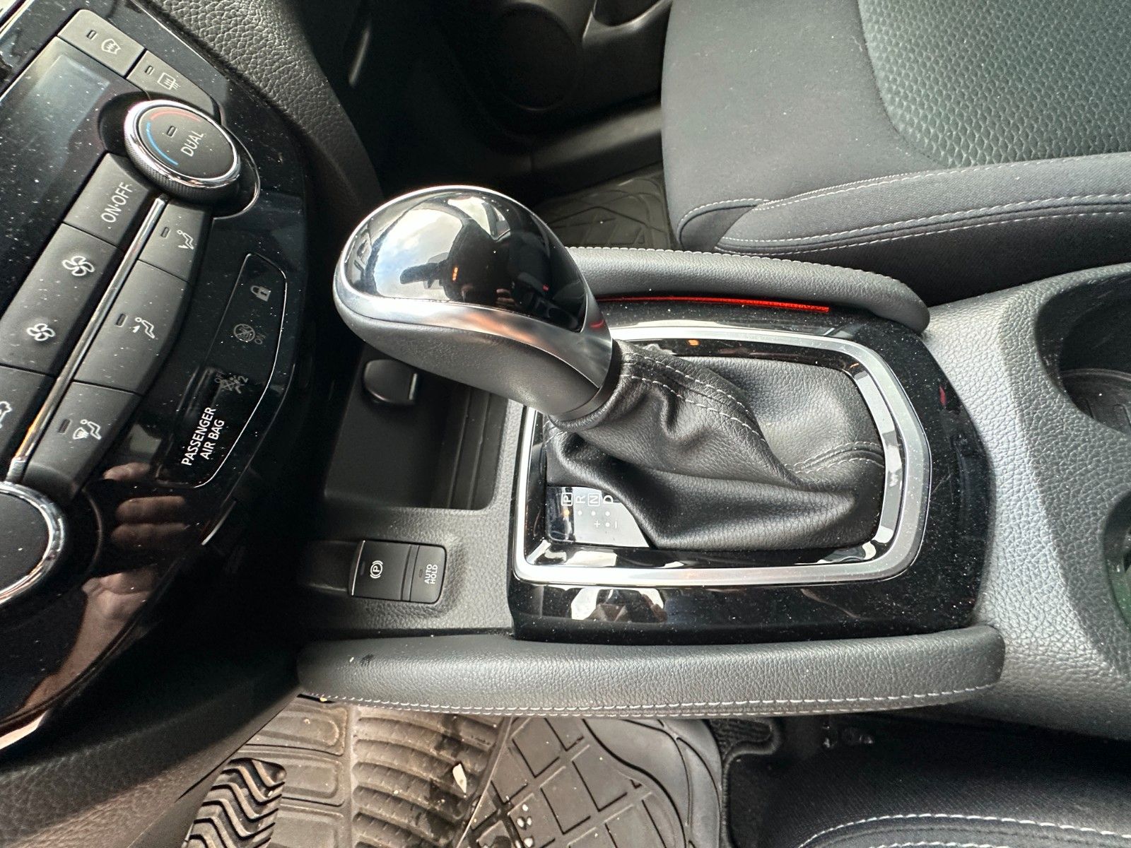 Fahrzeugabbildung Nissan Qashqai N-Connecta 1.4 159 PS Pano e Sitz Leder