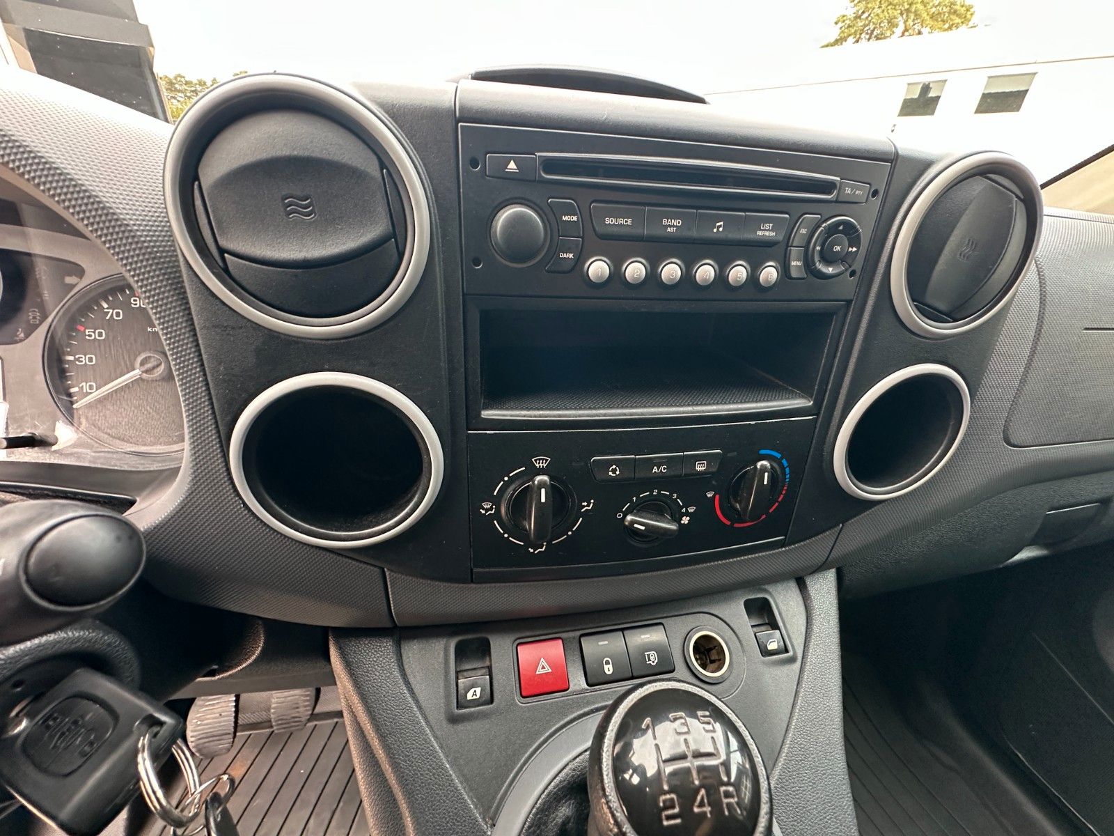 Fahrzeugabbildung Peugeot Partner L2 Komfort 1.6 90 PS HU neu Klima