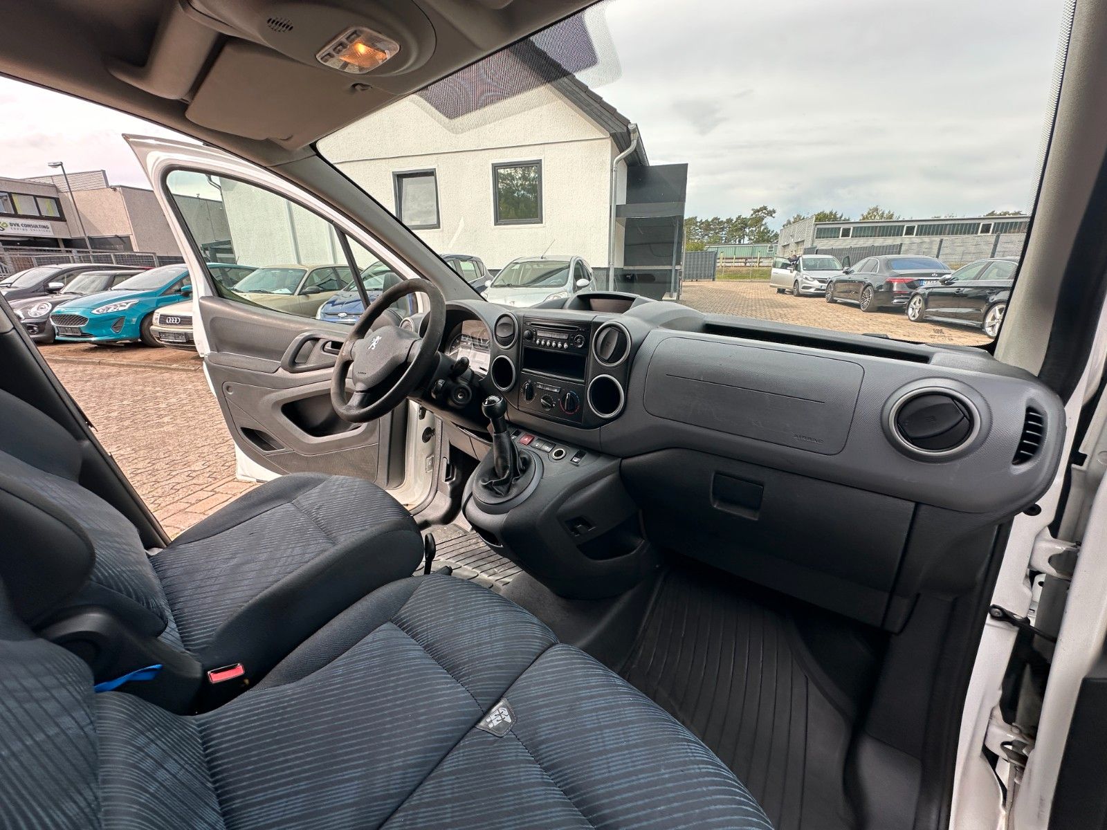 Fahrzeugabbildung Peugeot Partner L2 Komfort 1.6 90 PS HU neu Klima