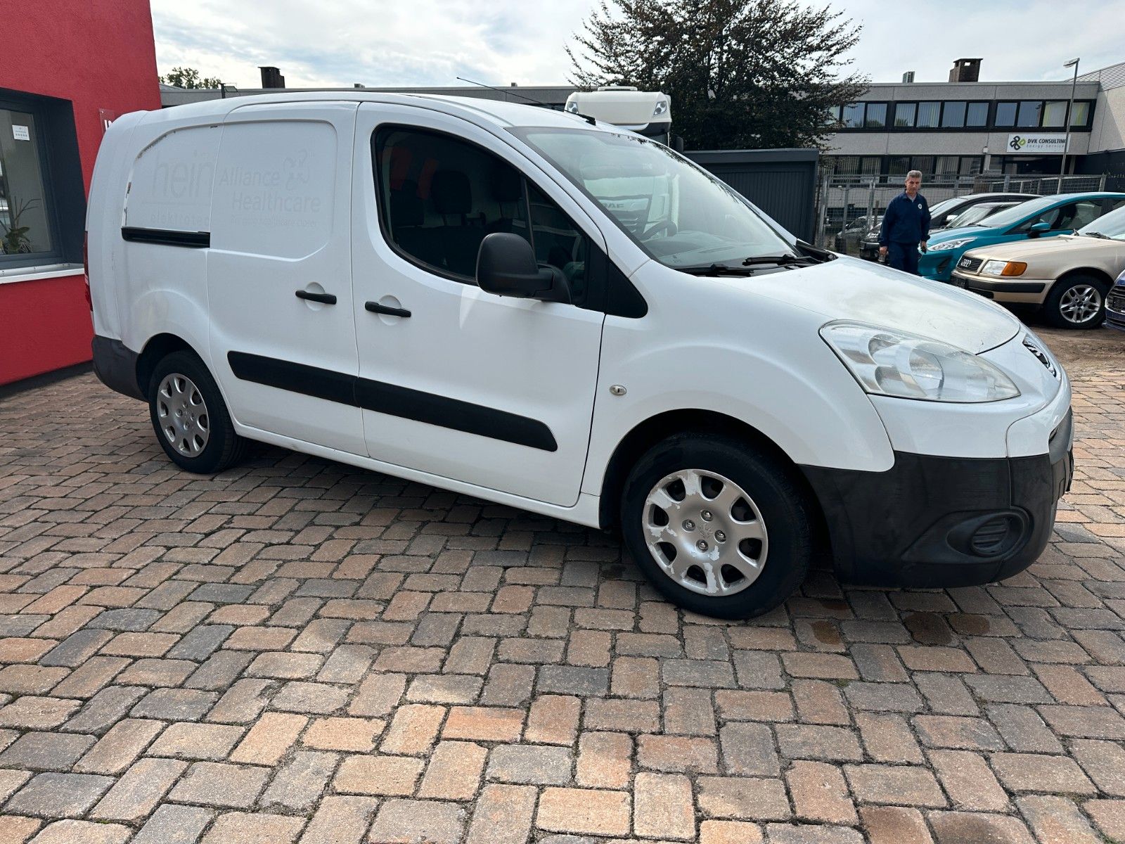 Fahrzeugabbildung Peugeot Partner L2 Komfort 1.6 90 PS HU neu Klima