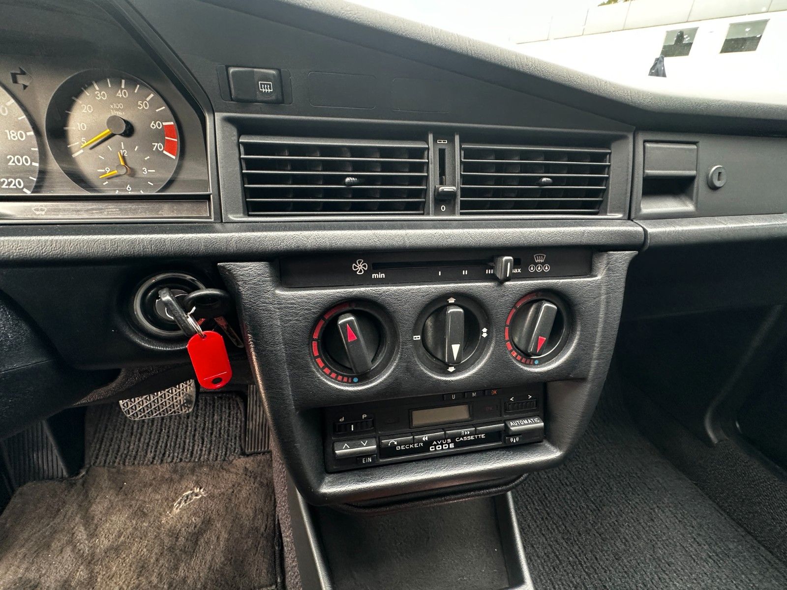 Fahrzeugabbildung Mercedes-Benz 190E 2.0 118 PS Autom. Tüv neu H-KZ SD Servo