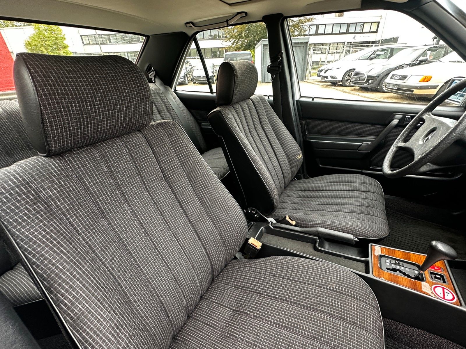 Fahrzeugabbildung Mercedes-Benz 190E 2.0 118 PS Autom. Tüv neu H-KZ SD Servo