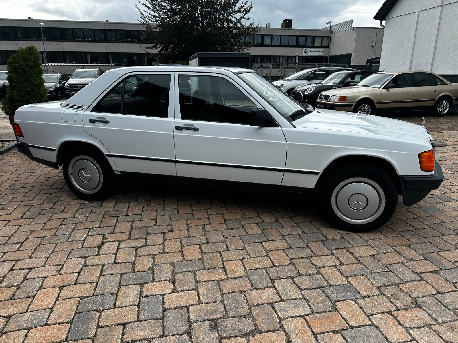 Fahrzeugabbildung Mercedes-Benz 190E 2.0 118 PS Autom. Tüv neu H-KZ SD Servo