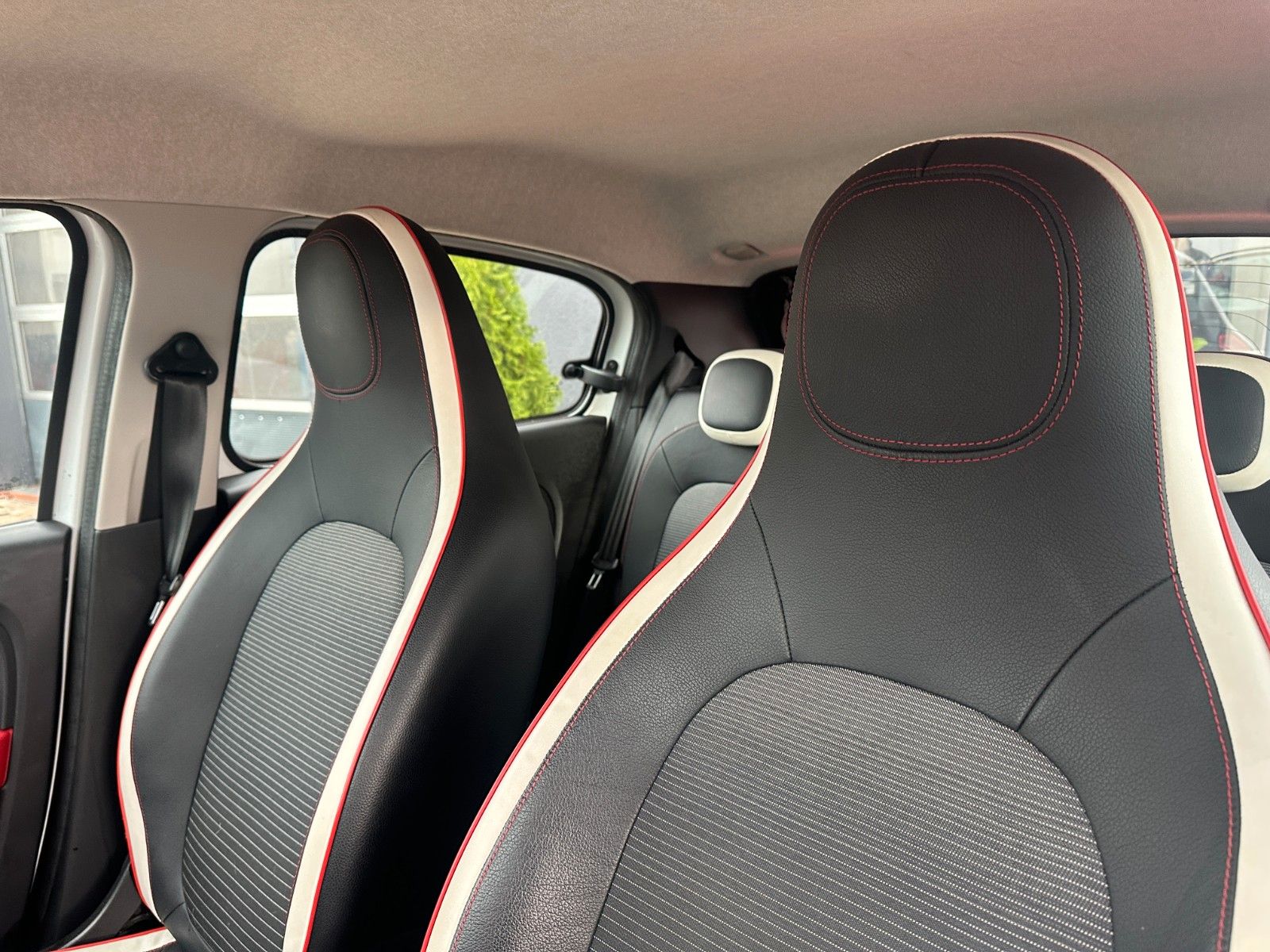 Fahrzeugabbildung Renault Twingo Luxe 0,9 90 PS Motor/Getriebe gut