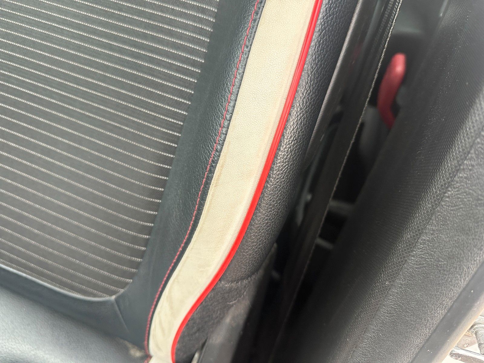 Fahrzeugabbildung Renault Twingo Luxe 0,9 90 PS Motor/Getriebe gut