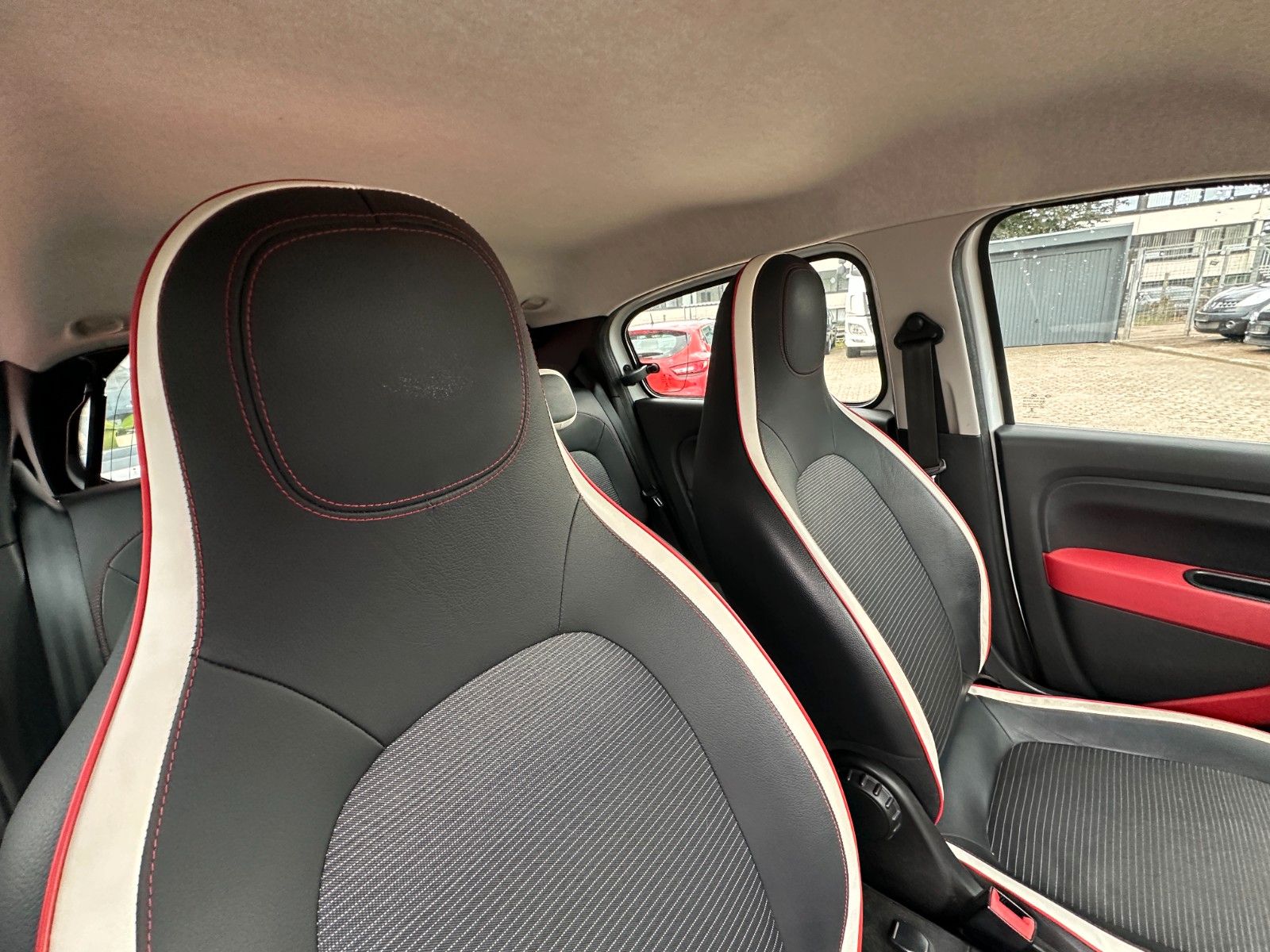 Fahrzeugabbildung Renault Twingo Luxe 0,9 90 PS Motor/Getriebe gut