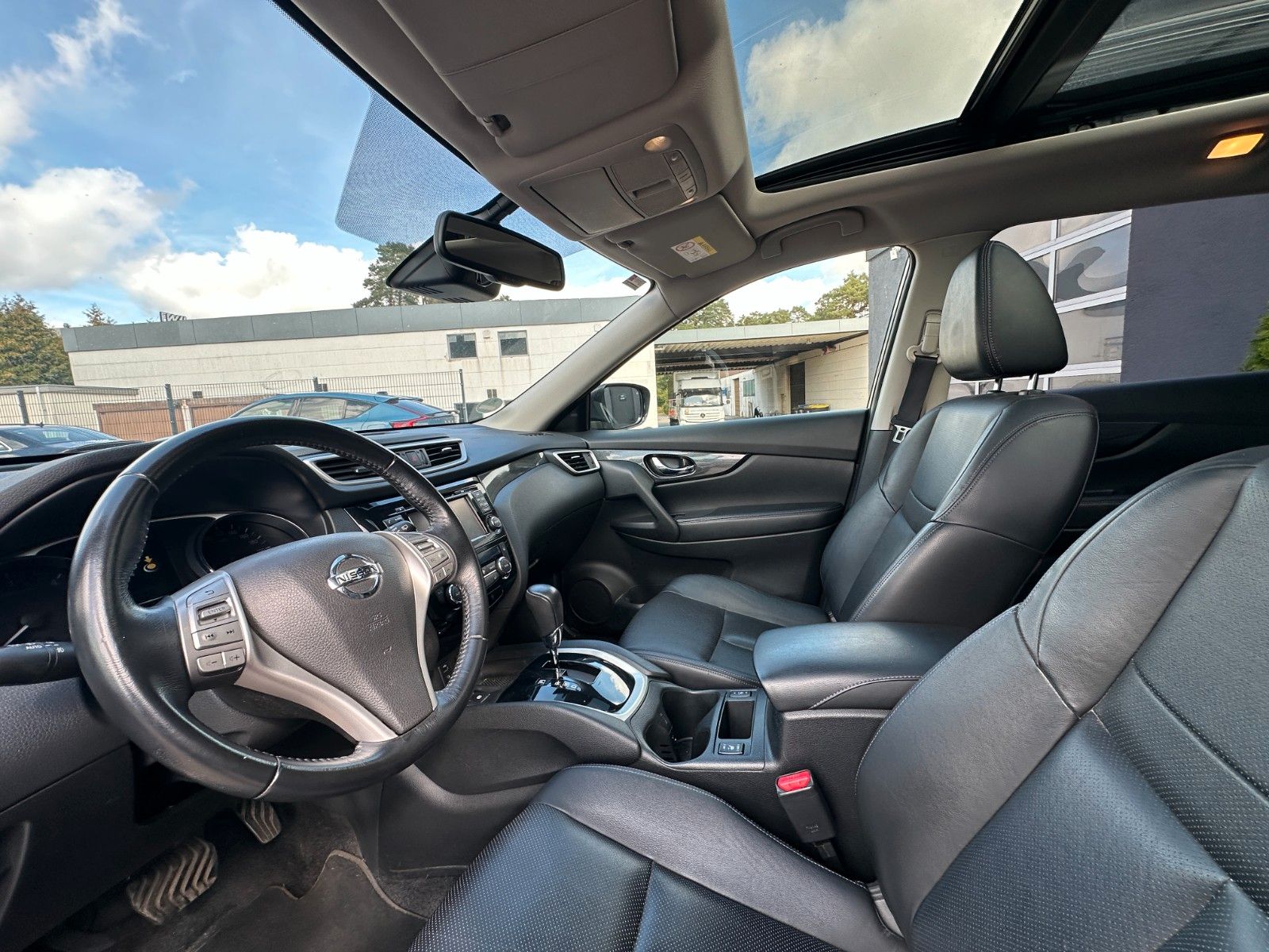 Fahrzeugabbildung Nissan X-Trail Tekna 1.6 130 PS HU 10/27 Leder 360°