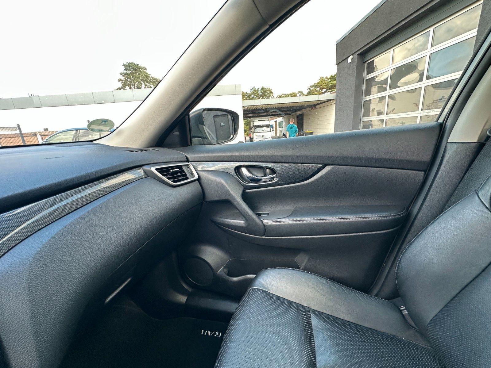 Fahrzeugabbildung Nissan X-Trail Tekna 1.6 130 PS HU 10/27 Leder 360°