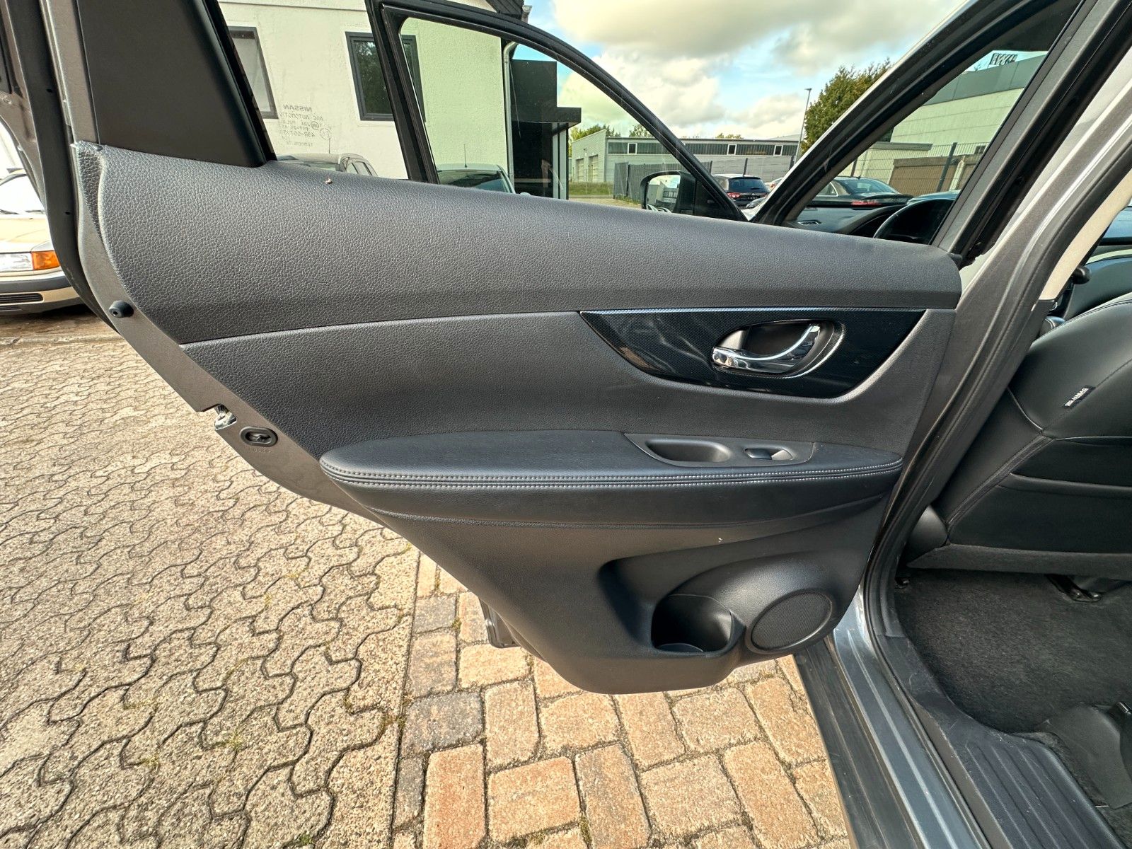 Fahrzeugabbildung Nissan X-Trail Tekna 1.6 130 PS HU 10/27 Leder 360°