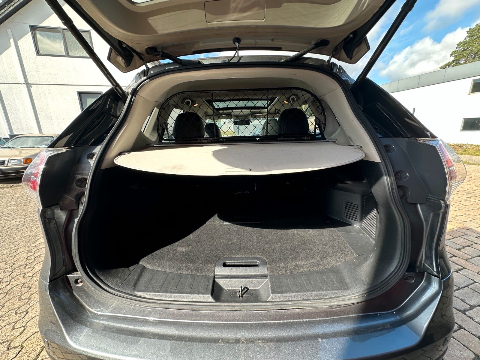 Fahrzeugabbildung Nissan X-Trail Tekna 1.6 130 PS HU 10/27 Leder 360°