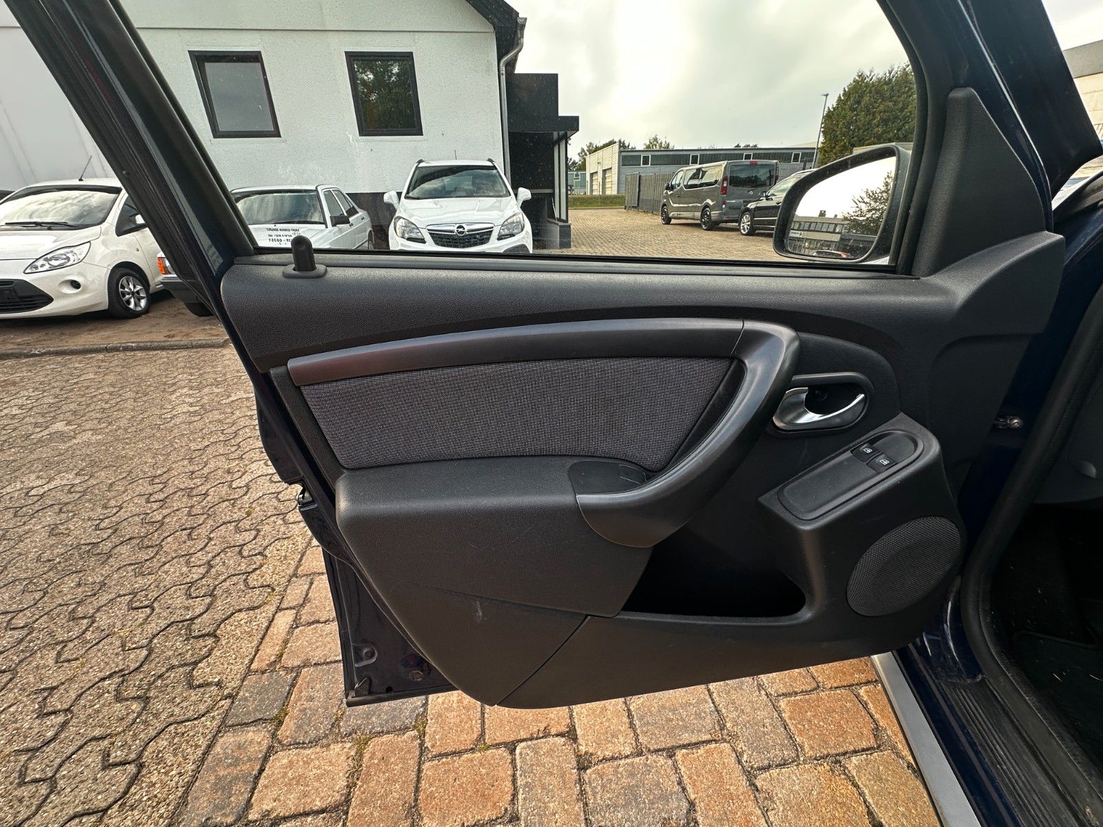 Fahrzeugabbildung Dacia Duster I Black Shadow 4x2 Tüv neu 1.Hand