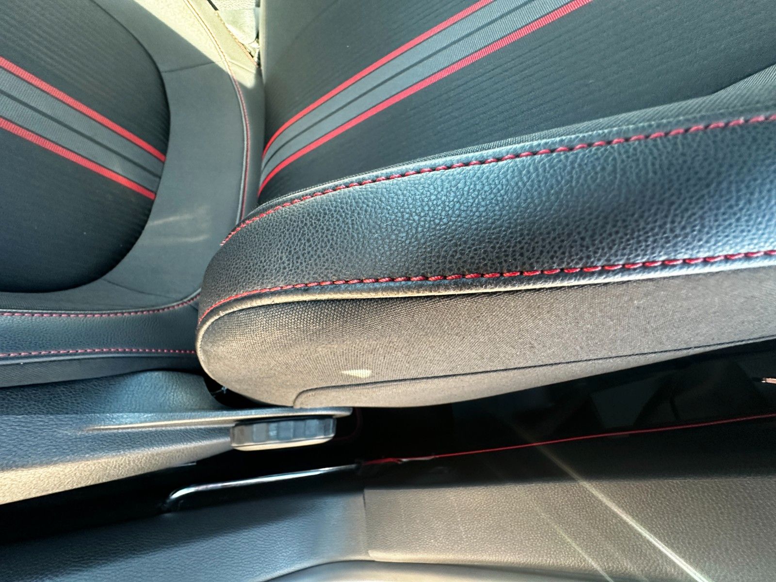 Fahrzeugabbildung Volkswagen Scirocco GTS 2.0 220 PS HU neu DSG Pano SH