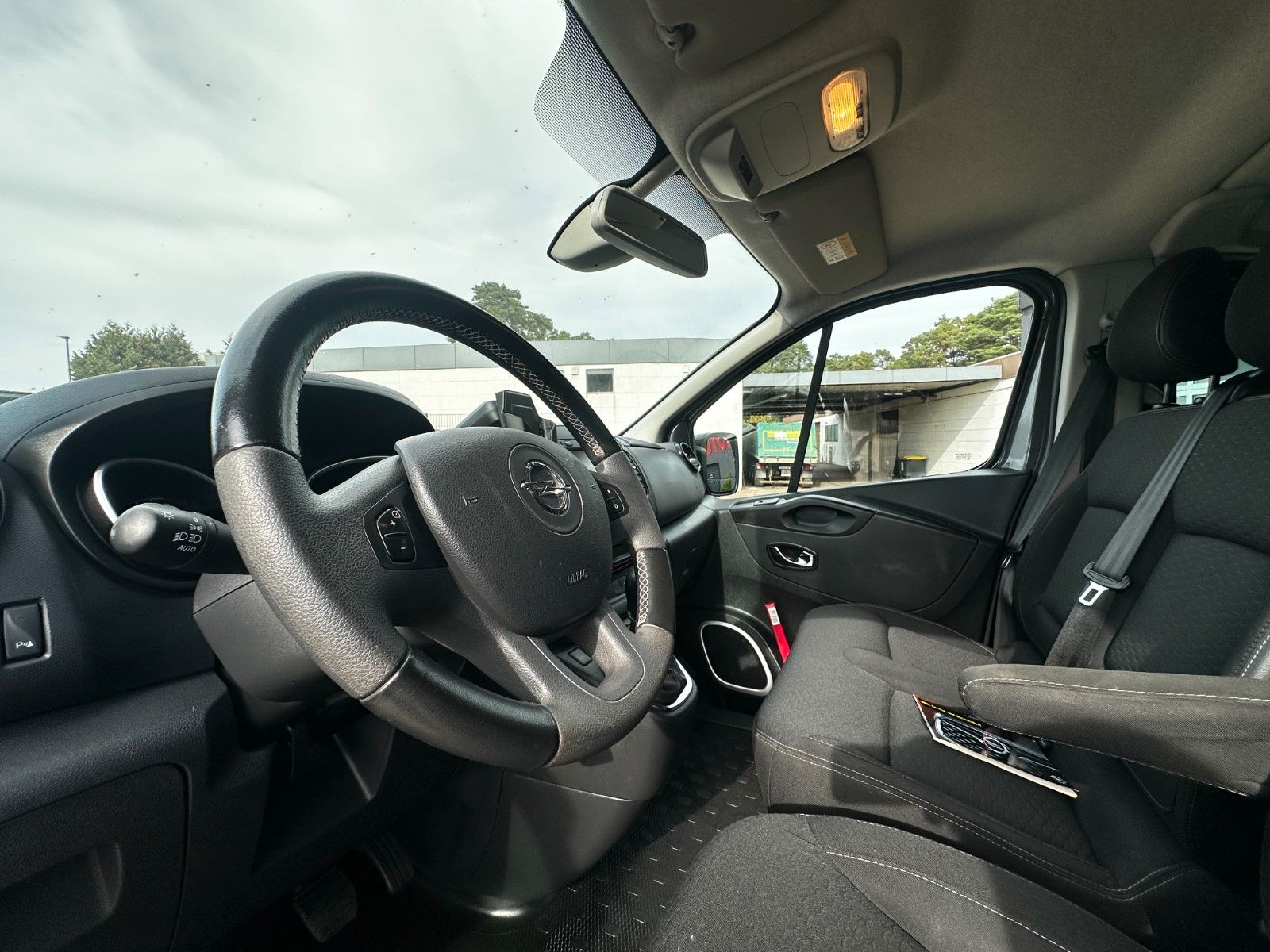 Fahrzeugabbildung Opel Vivaro B Kombi L2H1  2,9t Sport 9 Sitze 1.Hand
