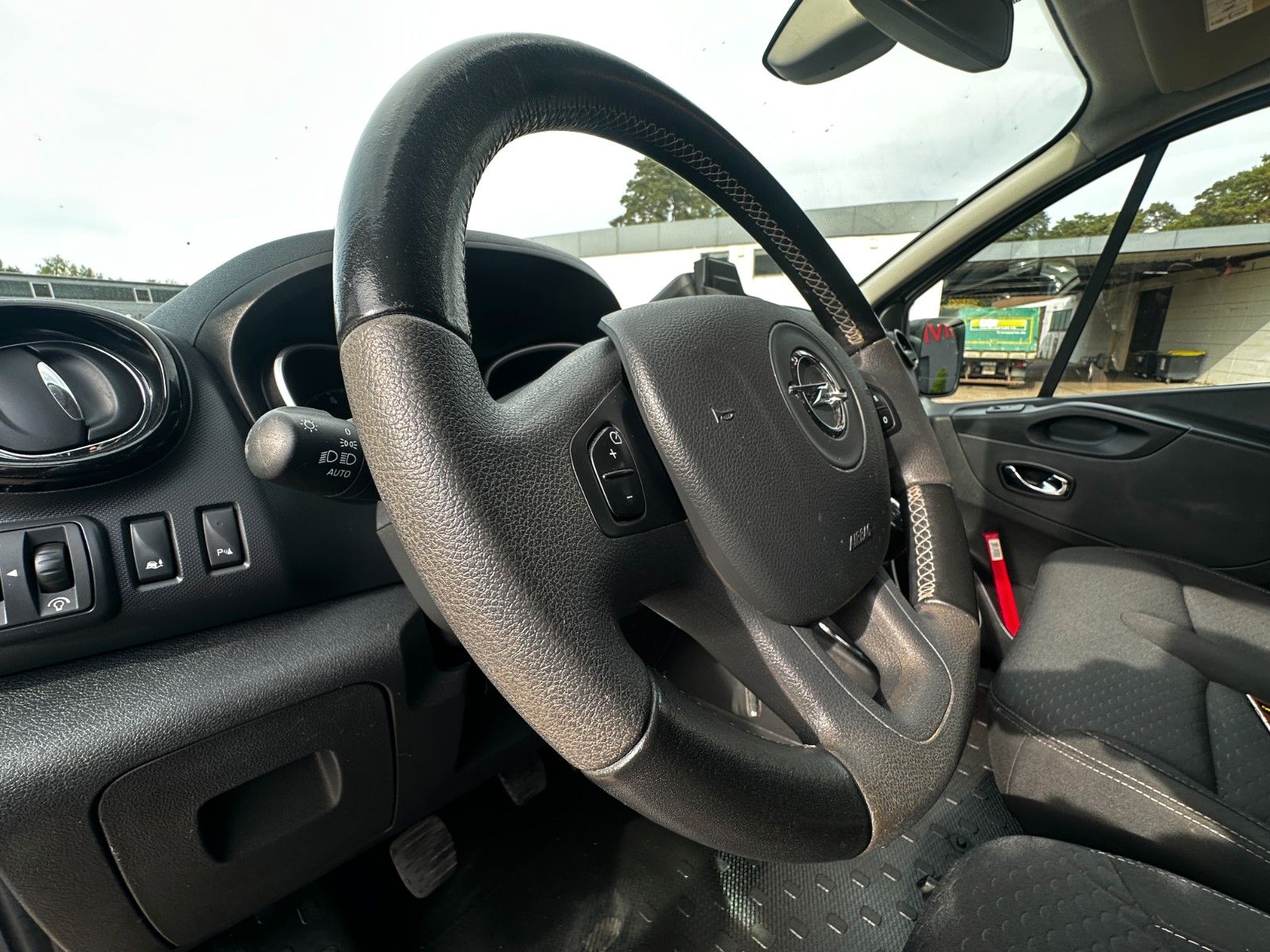 Fahrzeugabbildung Opel Vivaro B Kombi L2H1  2,9t Sport 9 Sitze 1.Hand