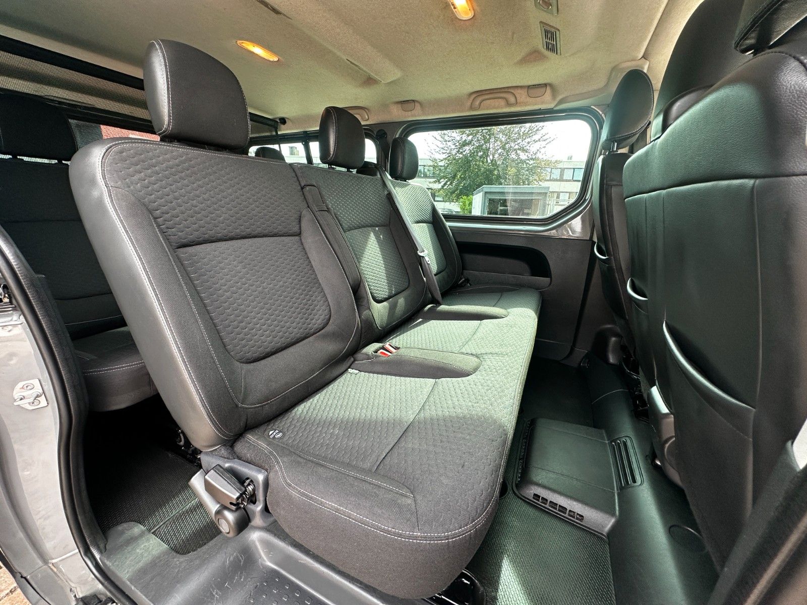 Fahrzeugabbildung Opel Vivaro B Kombi L2H1  2,9t Sport 9 Sitze 1.Hand