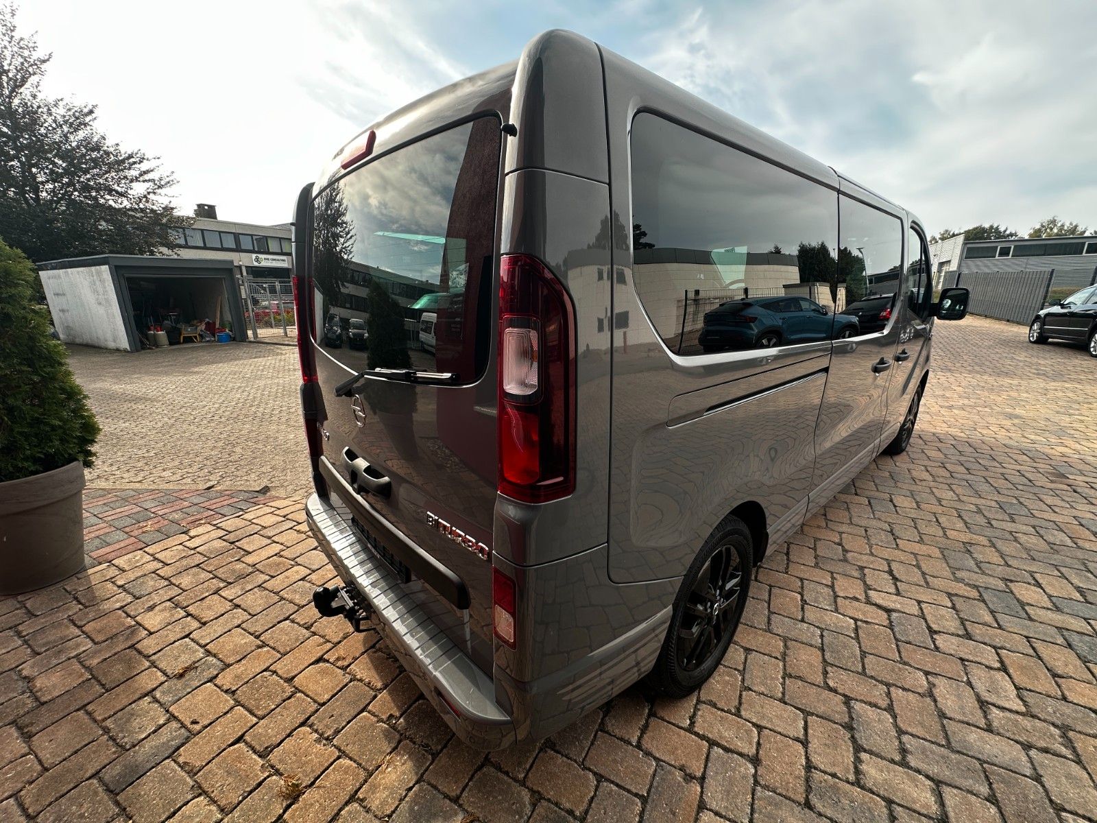Fahrzeugabbildung Opel Vivaro B Kombi L2H1  2,9t Sport 9 Sitze 1.Hand