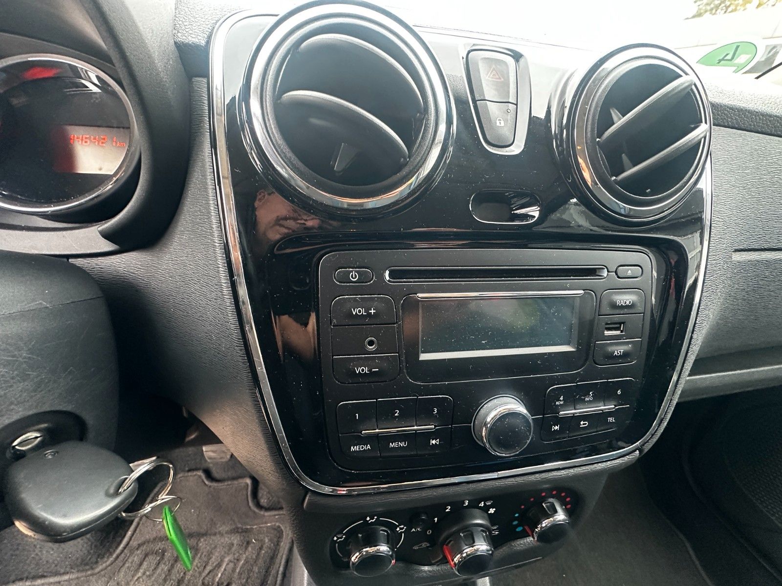 Fahrzeugabbildung Dacia Dokker Celebration 1.6 101 PS HU neu Klima