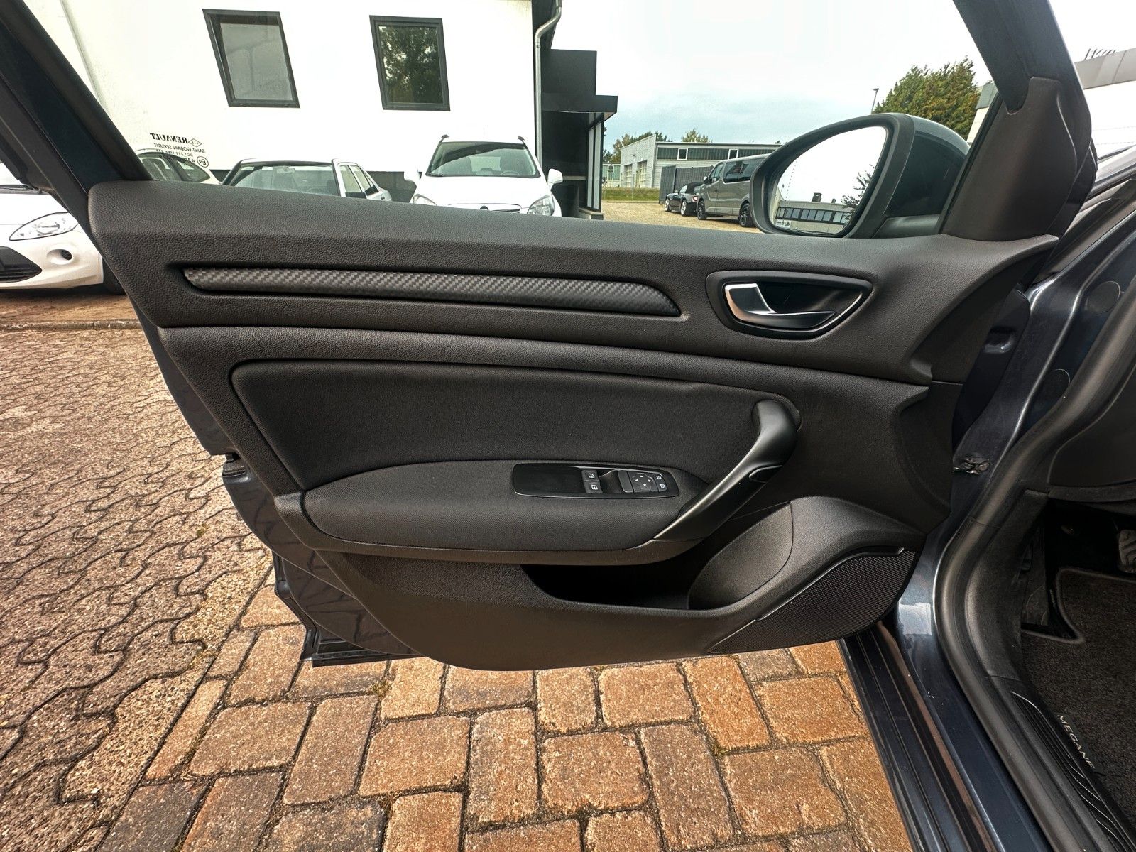 Fahrzeugabbildung Renault Megane IV Play 1.2 132 PS HU neu Navi