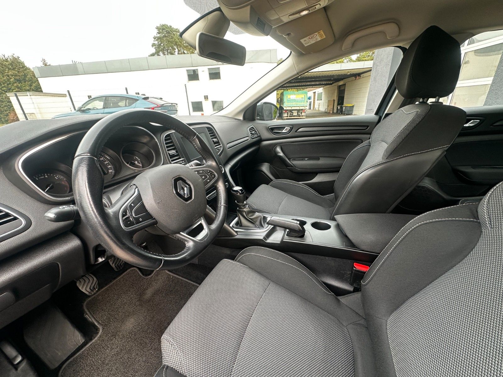 Fahrzeugabbildung Renault Megane IV Play 1.2 132 PS HU neu Navi
