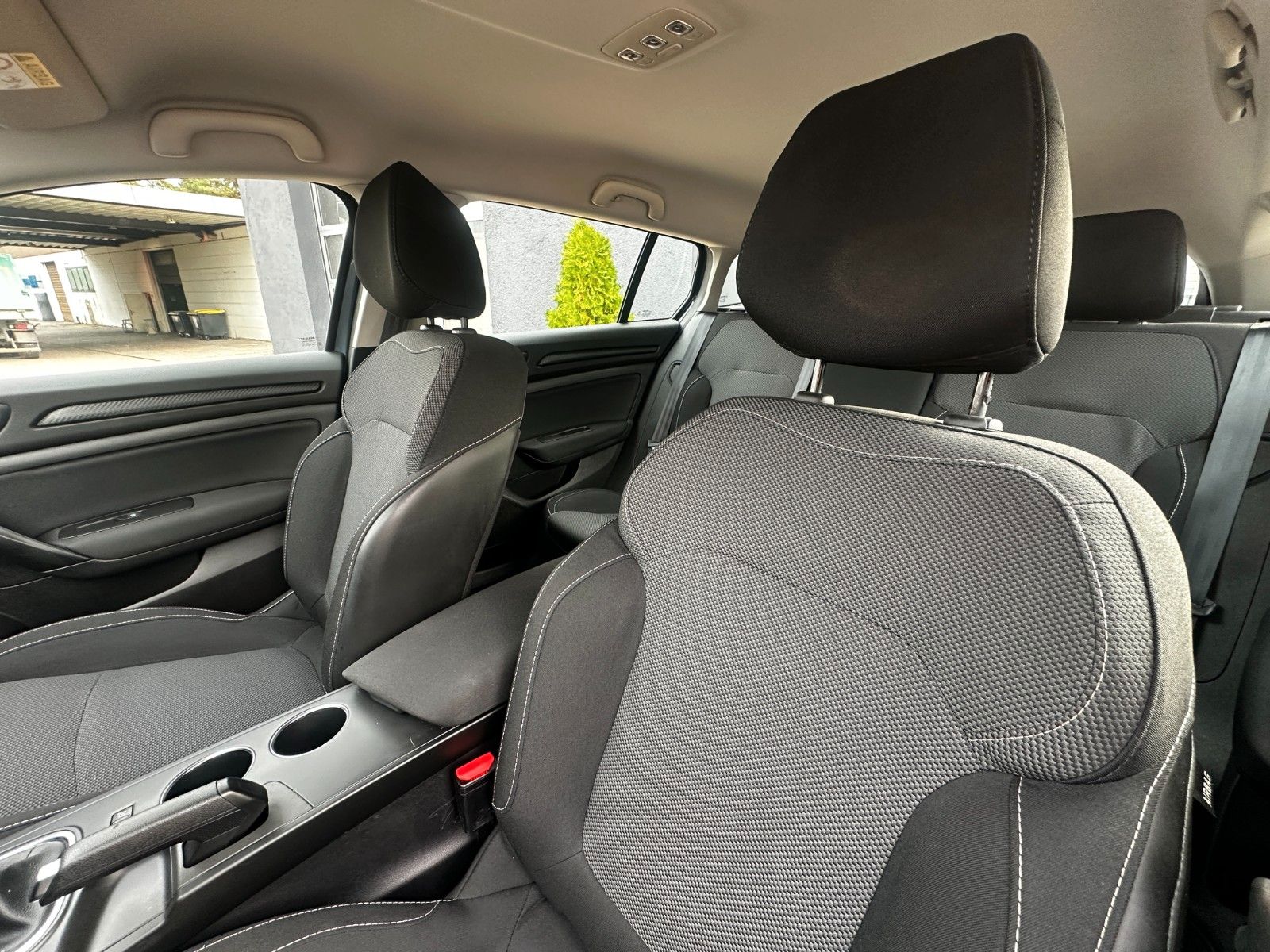 Fahrzeugabbildung Renault Megane IV Play 1.2 132 PS HU neu Navi