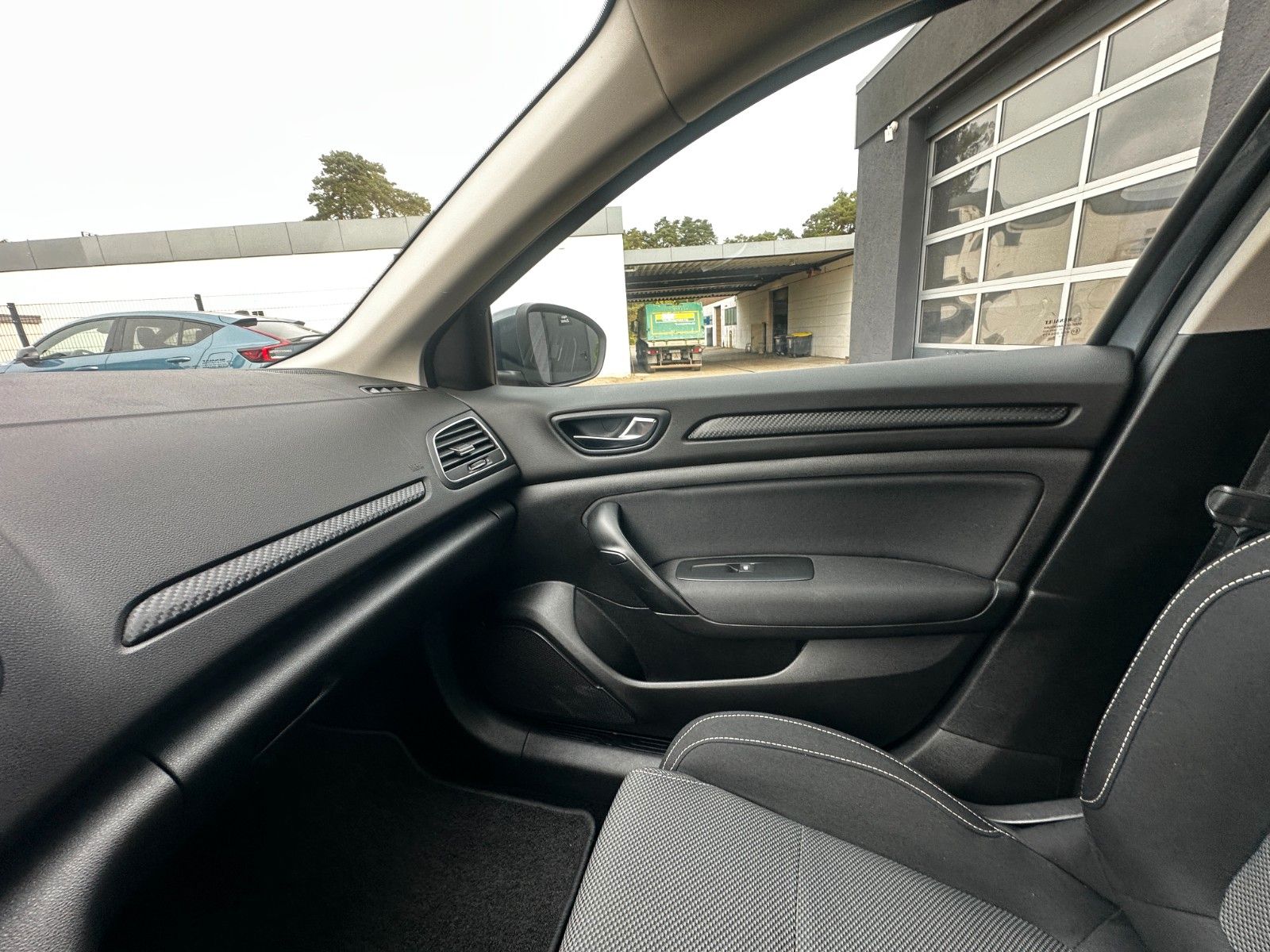 Fahrzeugabbildung Renault Megane IV Play 1.2 132 PS HU neu Navi