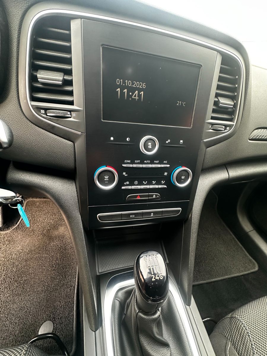 Fahrzeugabbildung Renault Megane IV Play 1.2 132 PS HU neu Navi