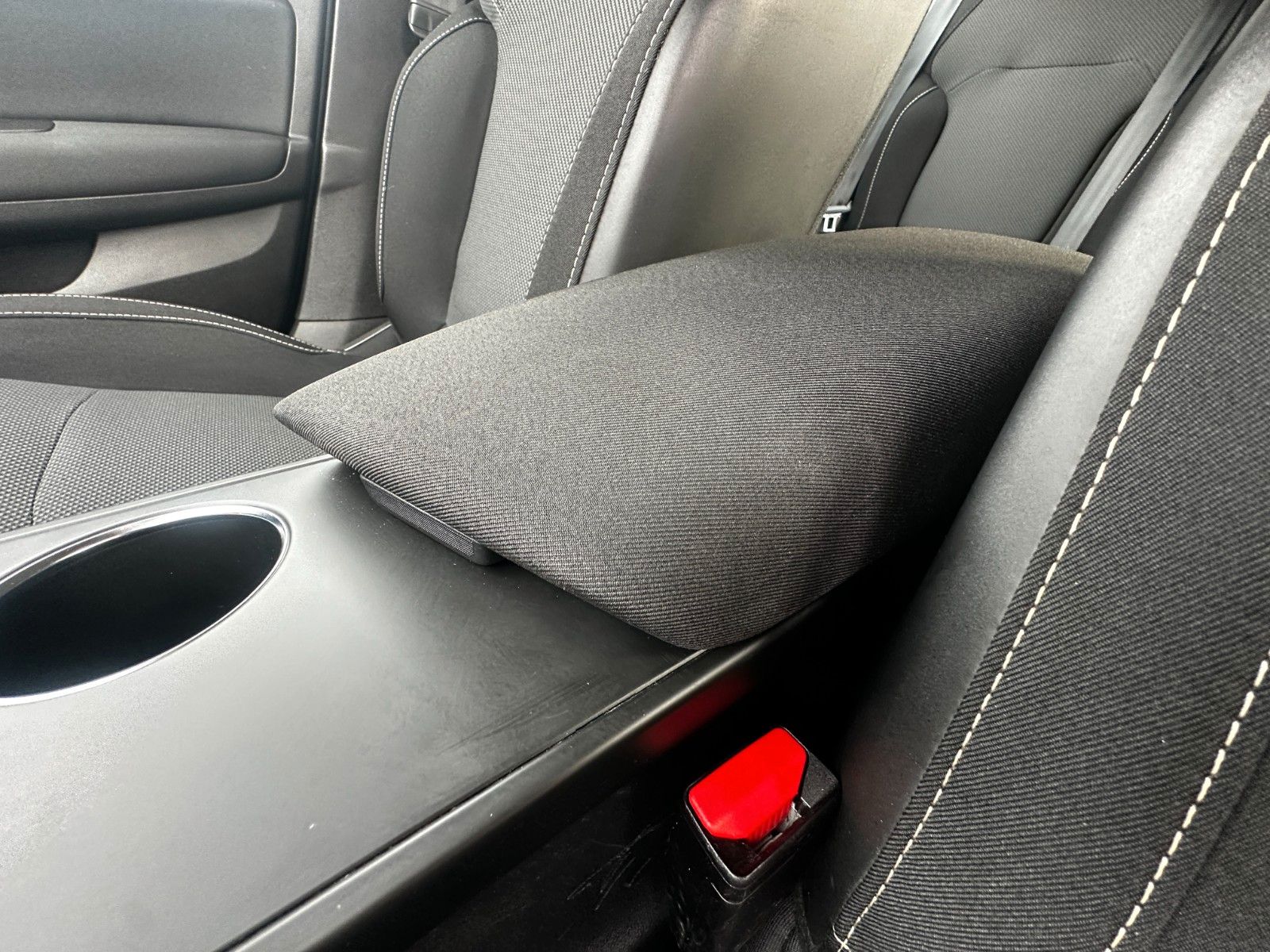 Fahrzeugabbildung Renault Megane IV Play 1.2 132 PS HU neu Navi